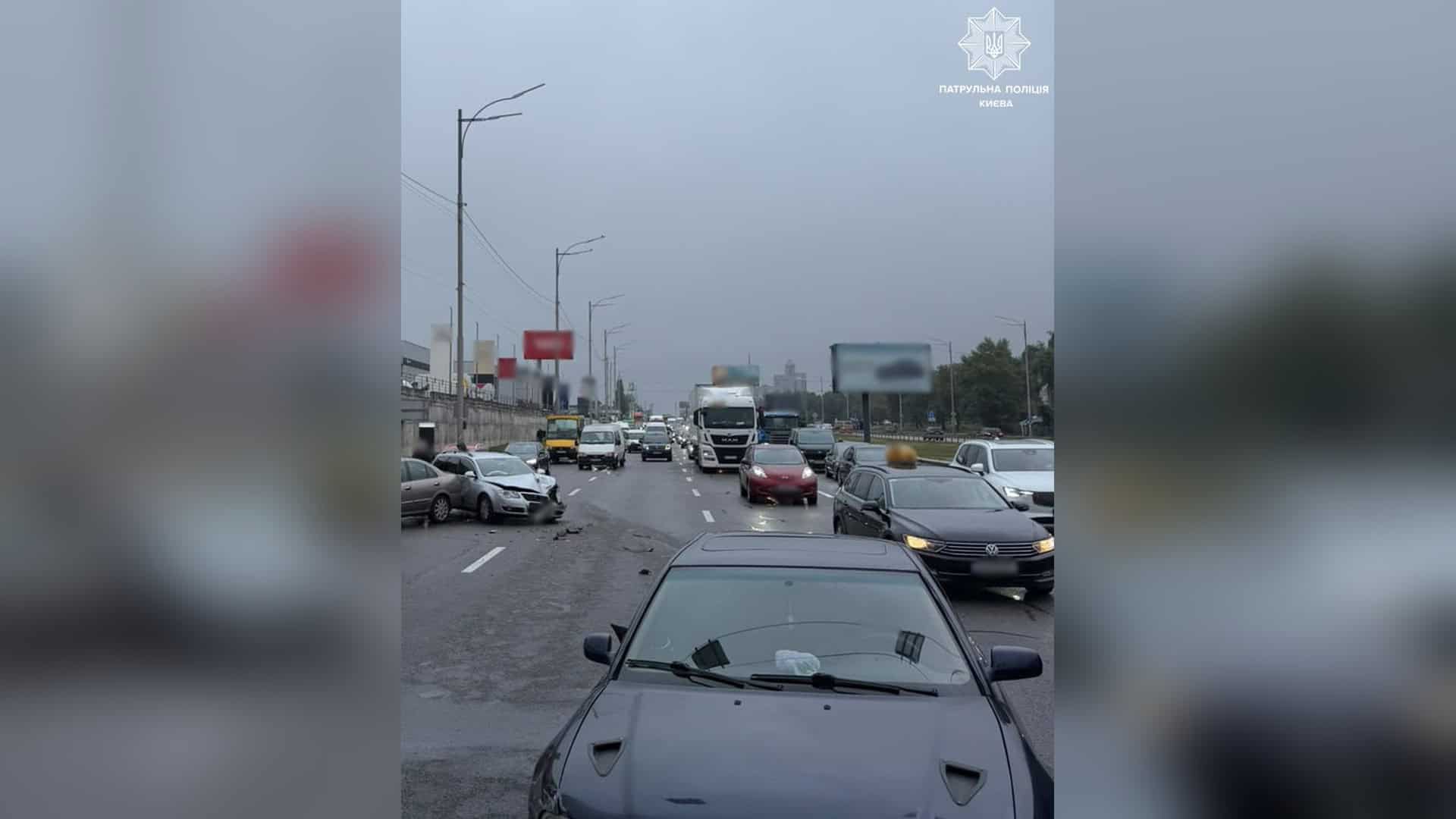 Затримки руху на Кільцевій дорозі в Києві поблизу вулиці Зодчих через ДТП у напрямку вулиці Миколи Трублаїні