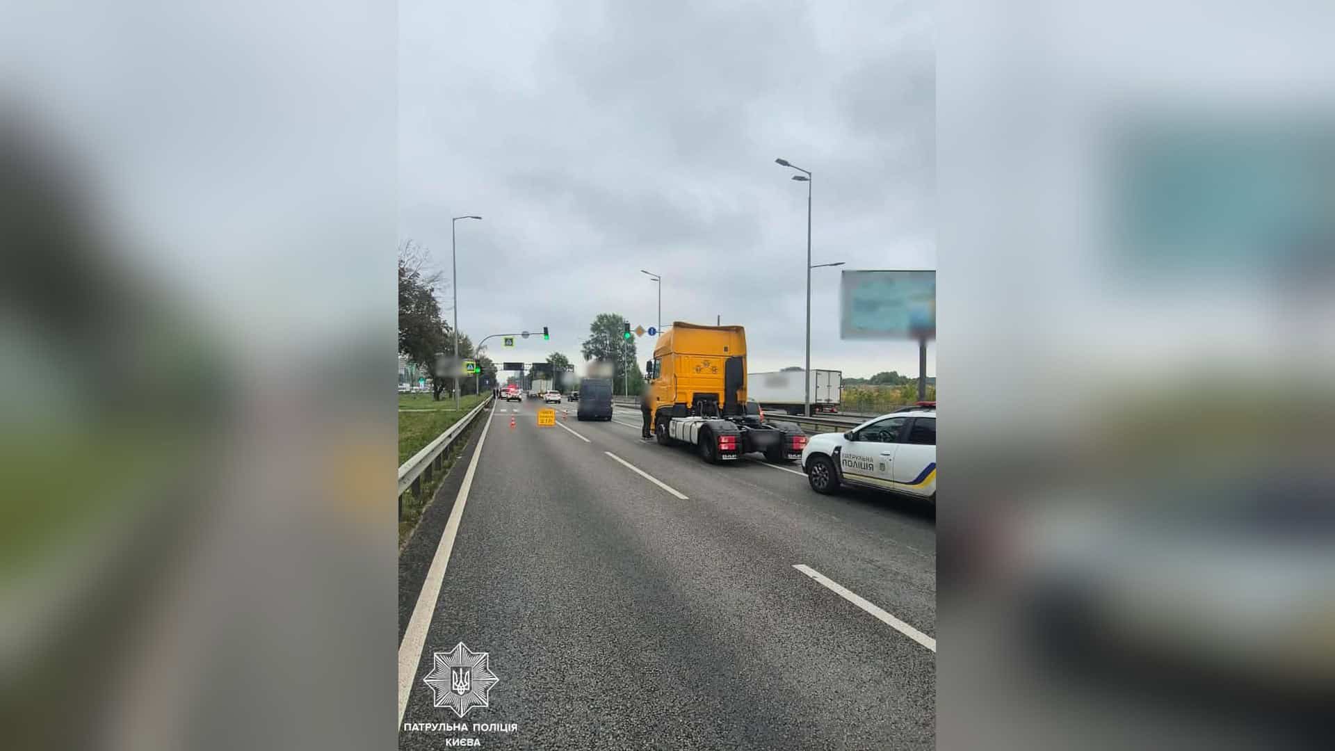 ДТП на Кільцевій дорозі ускладнило рух у бік вулиці Миколи Трублаїні Затримання руху на Кільцевій дорозі Києва через ДТП у напрямку Одеської площі.. Через дорожньо-транспортну пригоду на Кільцевій дорозі рух транспорту