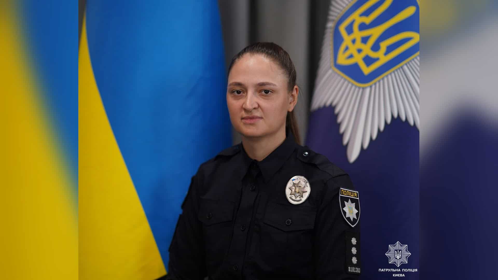 Інспекторка СОБ Юлія Осіпчук надає першу допомогу чоловіку, якого зачепила маршрутка на зупинці в Києві
