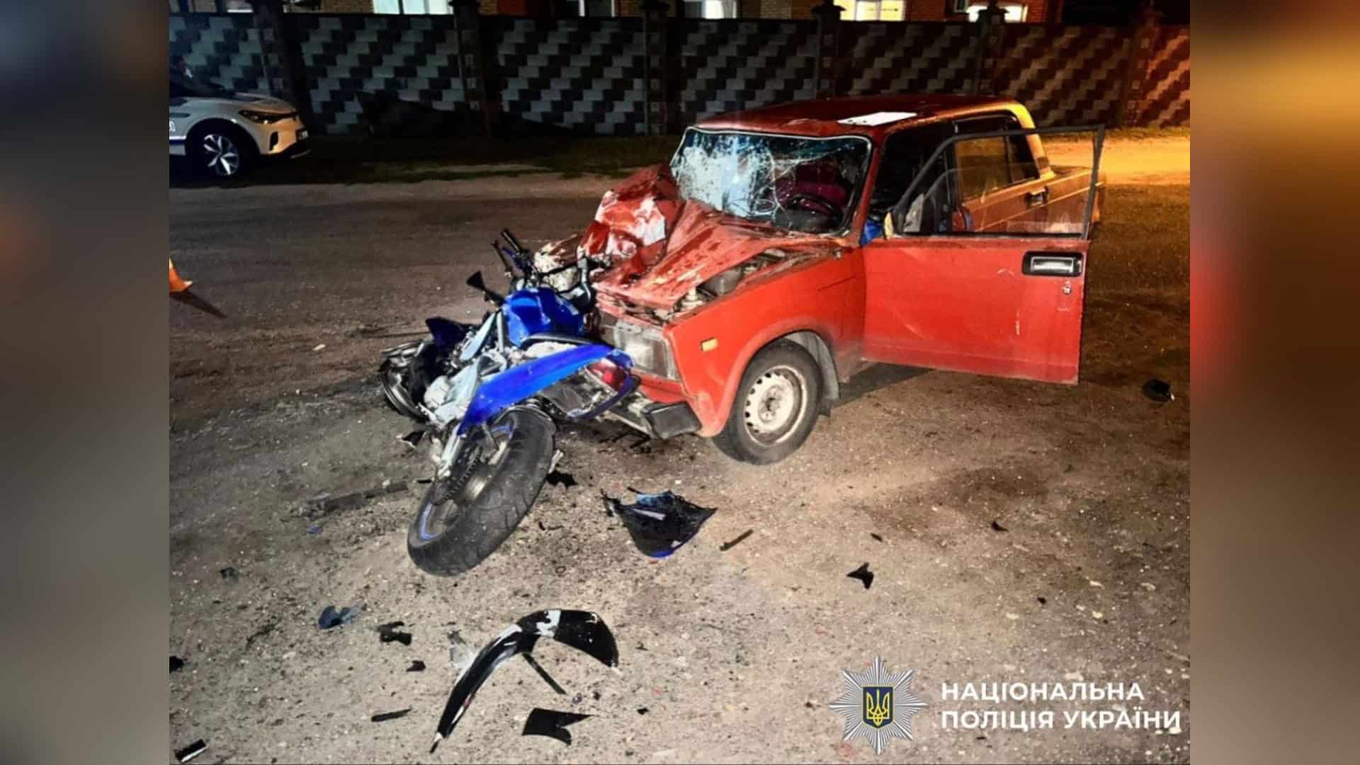 Бориспільщина: дві жінки поранені, пошкоджено будинок і три авто Місце ДТП у селі Михайлівка-Рубежівка на Бучанщині, де 16-річний мотоцикліст постраждав у зіткненні з ВАЗом