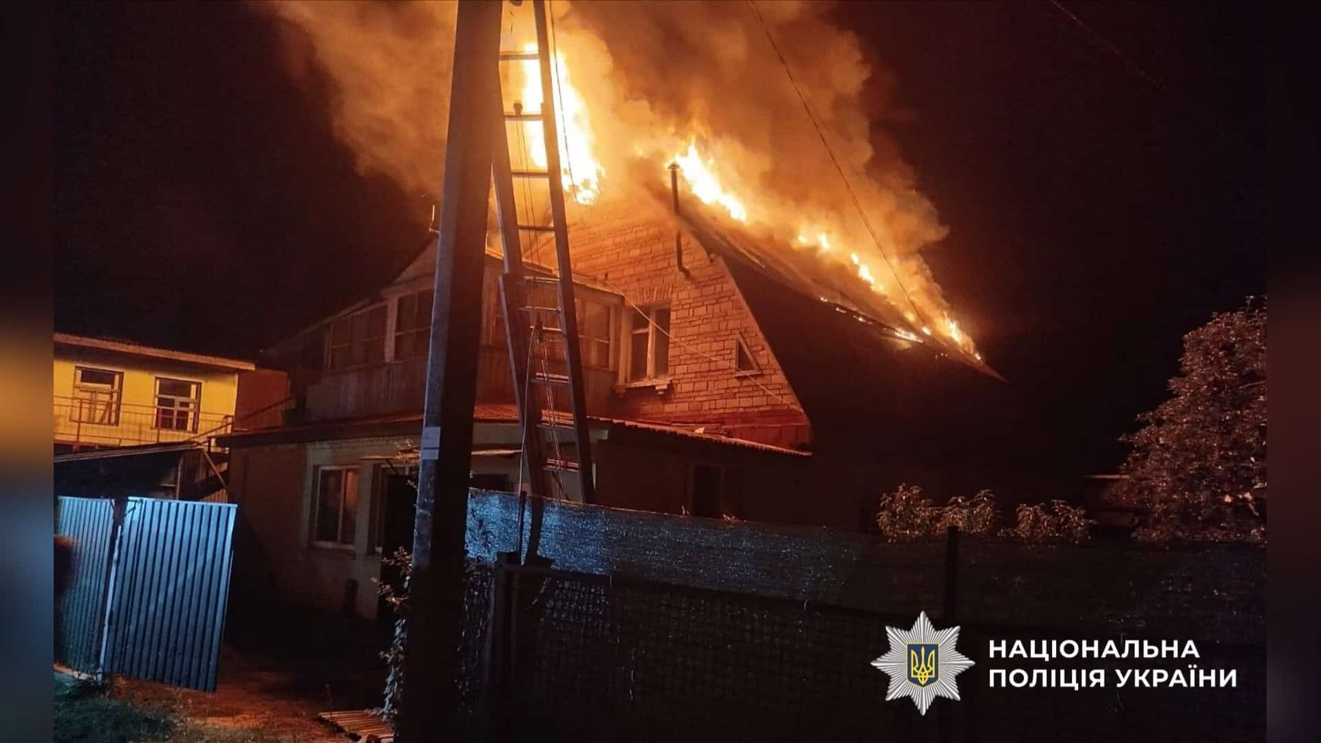 Удар по Бучанському району: 10 загиблих, близько 100 поранених (оновлюється) Поліцейські документують пошкодження від нічного російського обстрілу Київської області 7 вересня — пошкоджено будинки у трьох районах