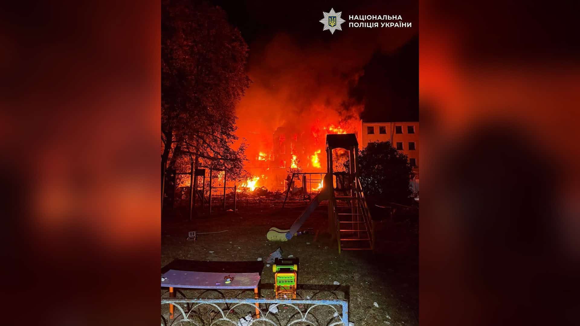 Атака на Київ: шестеро постраждалих, 13 врятованих у п’яти районах Рятувальники працюють на місці пошкоджень після нічного комбінованого удару по Києву, понад 50 об’єктів зруйновано