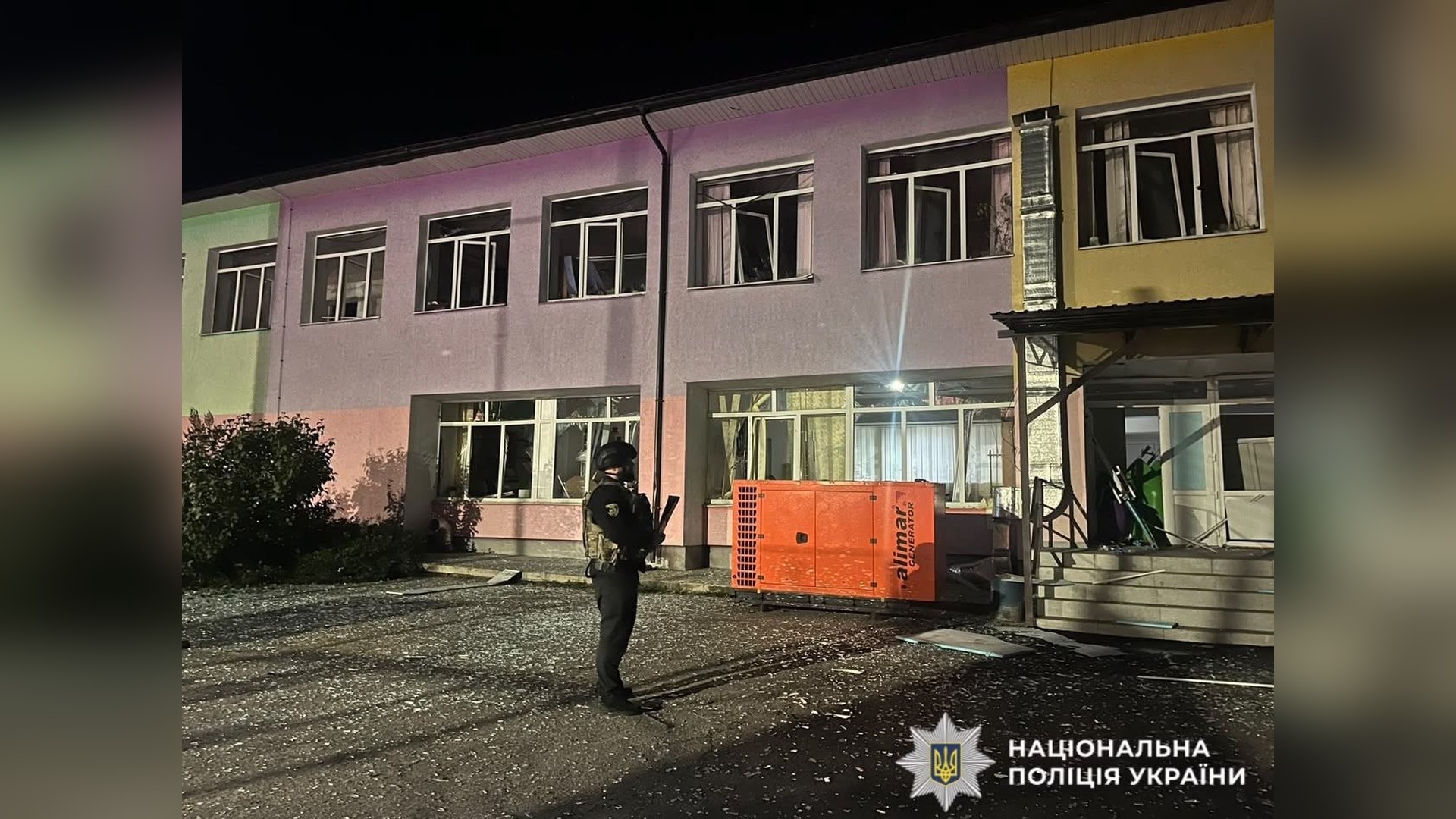 Поліцейські документують наслідки ворожої атаки на Київщині, де загинули двоє дітей та жінка, ще троє постраждали
