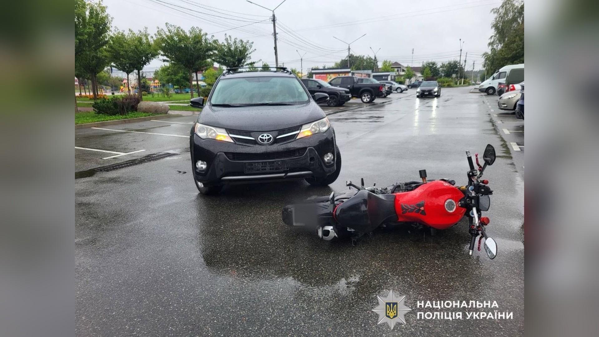 Місце ДТП у селі Старі Петрівці Вишгородського р-ну, де Toyota RAV4 зіткнулась із мотоциклом Ducati Monster, 72-річний водій госпіталізований