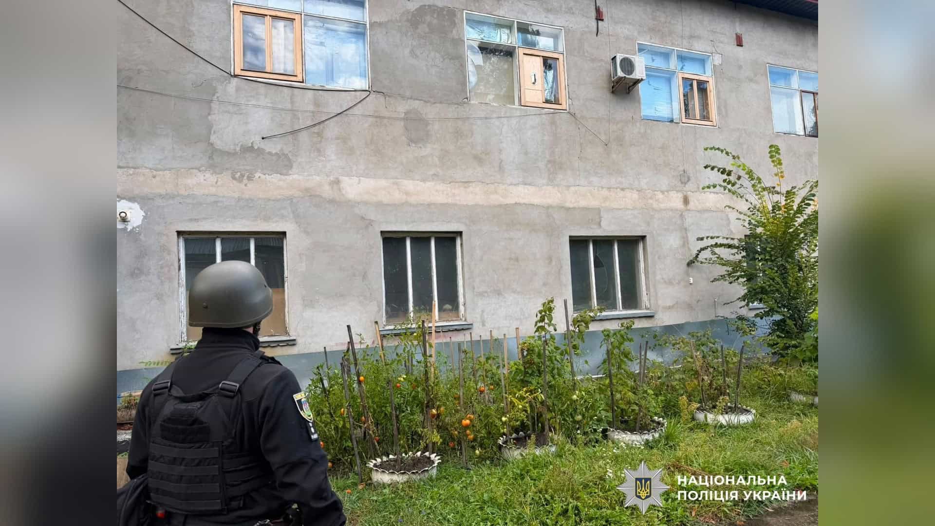Атака на Київщину: троє поранених і 18 пошкоджених об’єктів у чотирьох районах Наслідки атаки безпілотників на Київщину 22–23 вересня: пошкоджені будинки у Бучанському районі, троє травмованих чоловіків