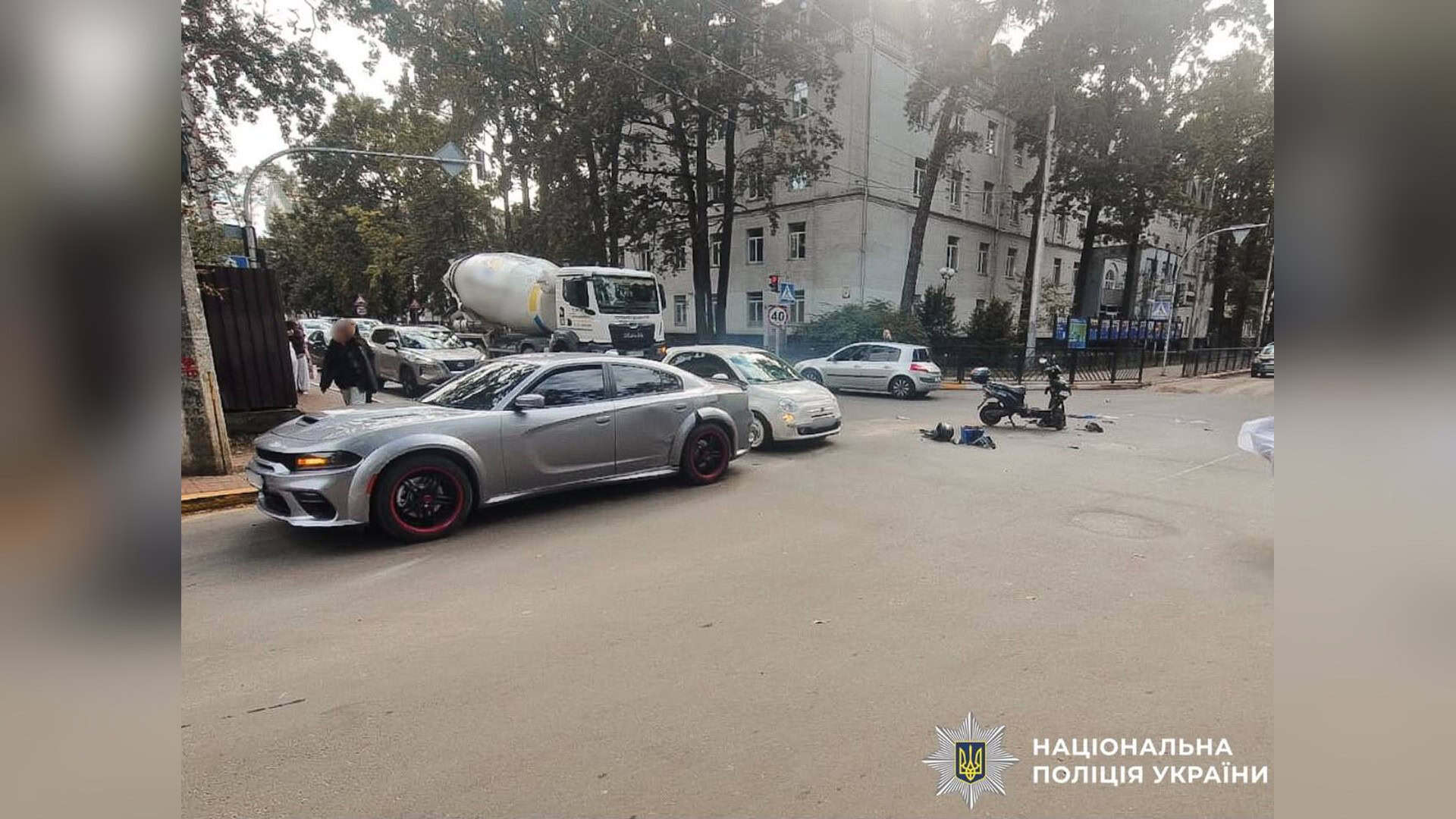 Місце ДТП на вулиці Садовій в Ірпені, де Dodge Charger зіткнувся з моторолером і травмував 54-річного водія