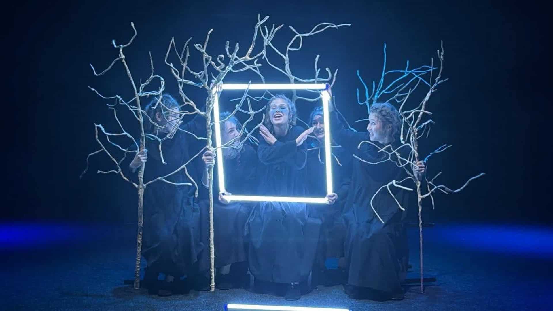 Нова Art Ukraine Gallery у Києві: виставка Сухоліта Мій Едем Юні актори студії «Елегія» грають виставу «Вірші сидять на гілках» на камерній сцені театру ляльок у Києві