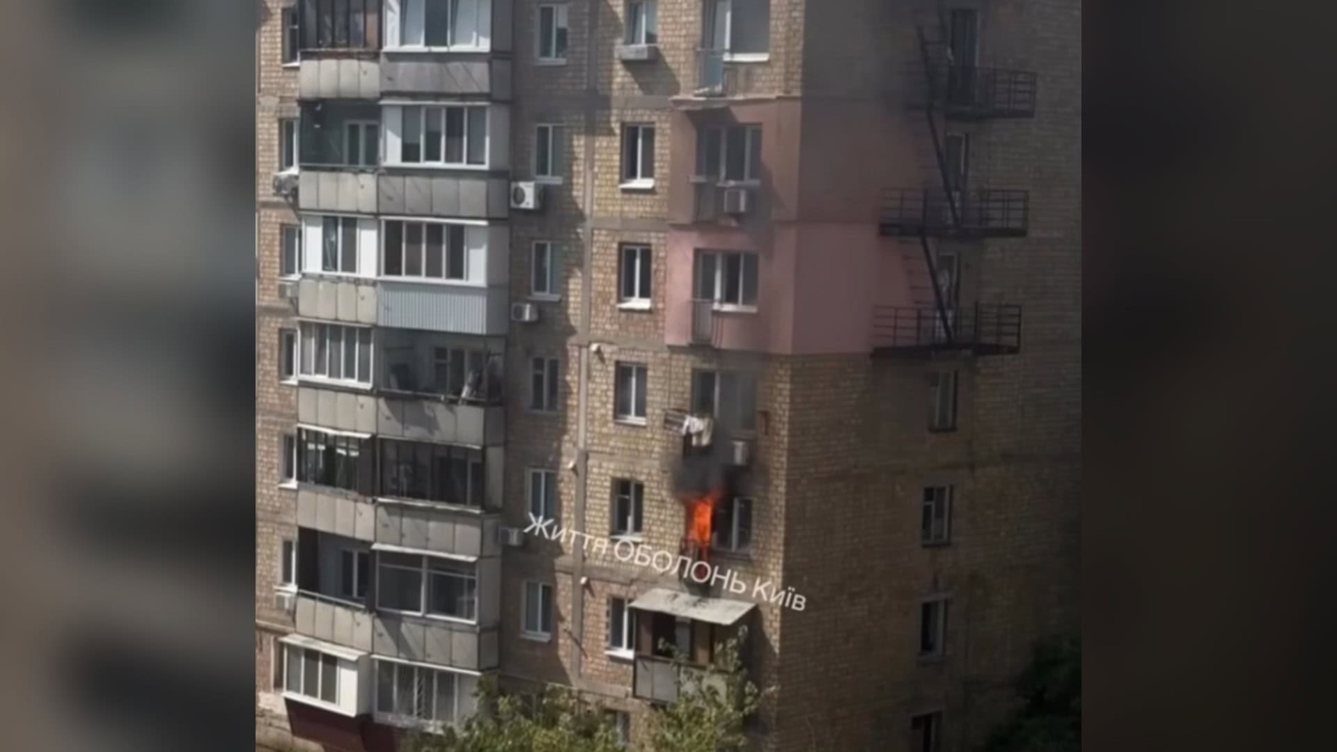 Без шолома і без прав: в Оболонському районі зупинили мотоцикліста Вогонь у вікні квартири багатоповерхівки на Оболонському проспекті в Києві, дим над фасадом будинку