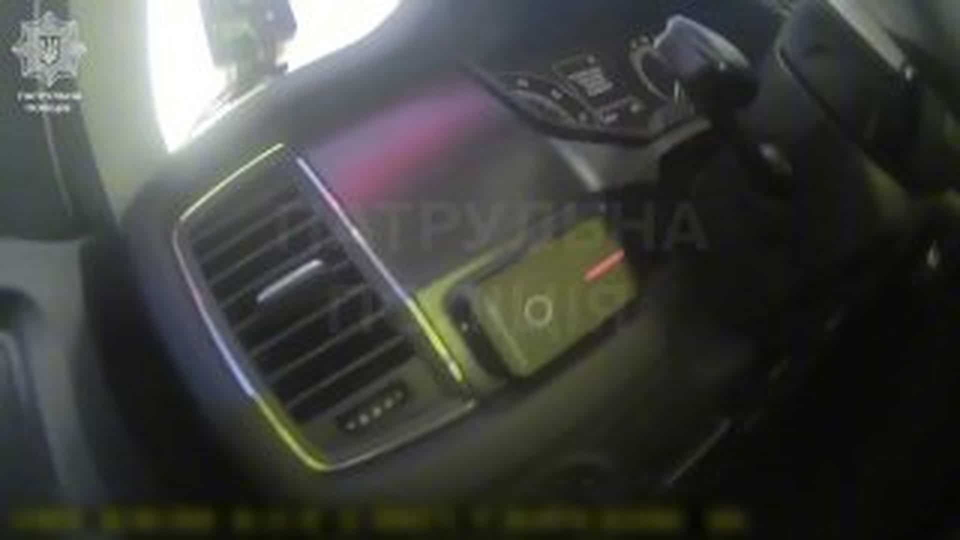 БпЛА влучив у бізнес-центр у Солом’янському р-ні Києва Патрульні на автомобілі Фантом надають домедичну допомогу постраждалому водієві після ворожої атаки у Голосіївському р-ні Києва