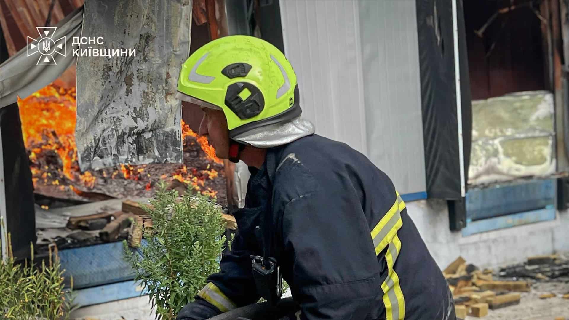 На Бориспільщині підозрюваний вдарив ножем брата дружини під час сварки Рятувальник ДСНС у захисному шоломі тримає пожежний рукав на тлі яскравого полум'я, що виривається з пошкодженої будівлі