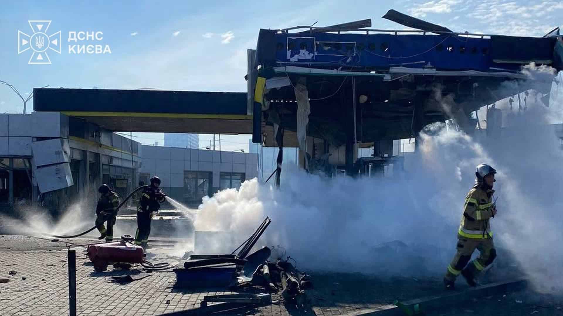 Уламки впали на відкритій території у Солом’янському р-ні Рятувальники ДСНС гасять масштабну пожежу на території АЗС у Києві після удару по заправках 11 вересня