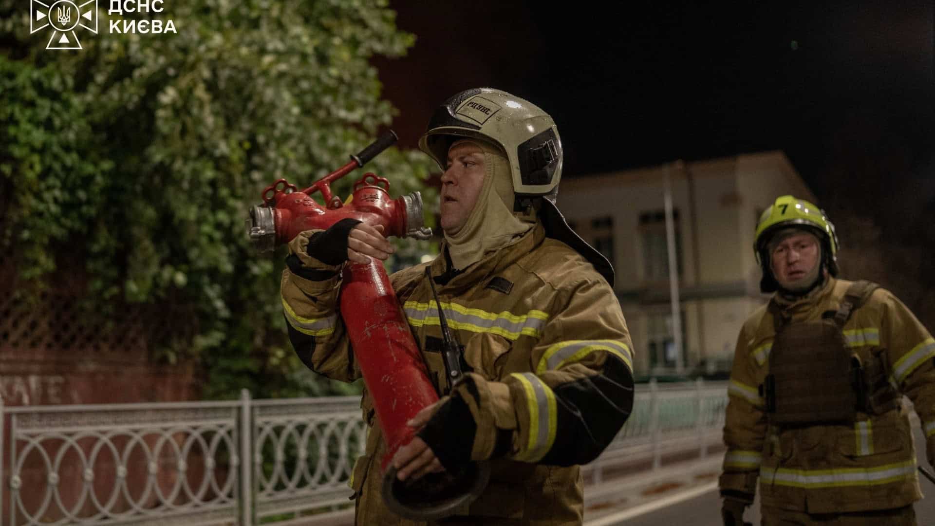 Рятувальники ДСНС Києва розгортають рукавну лінію на вулиці під час ліквідації наслідків атаки на Київ 30 вересня
