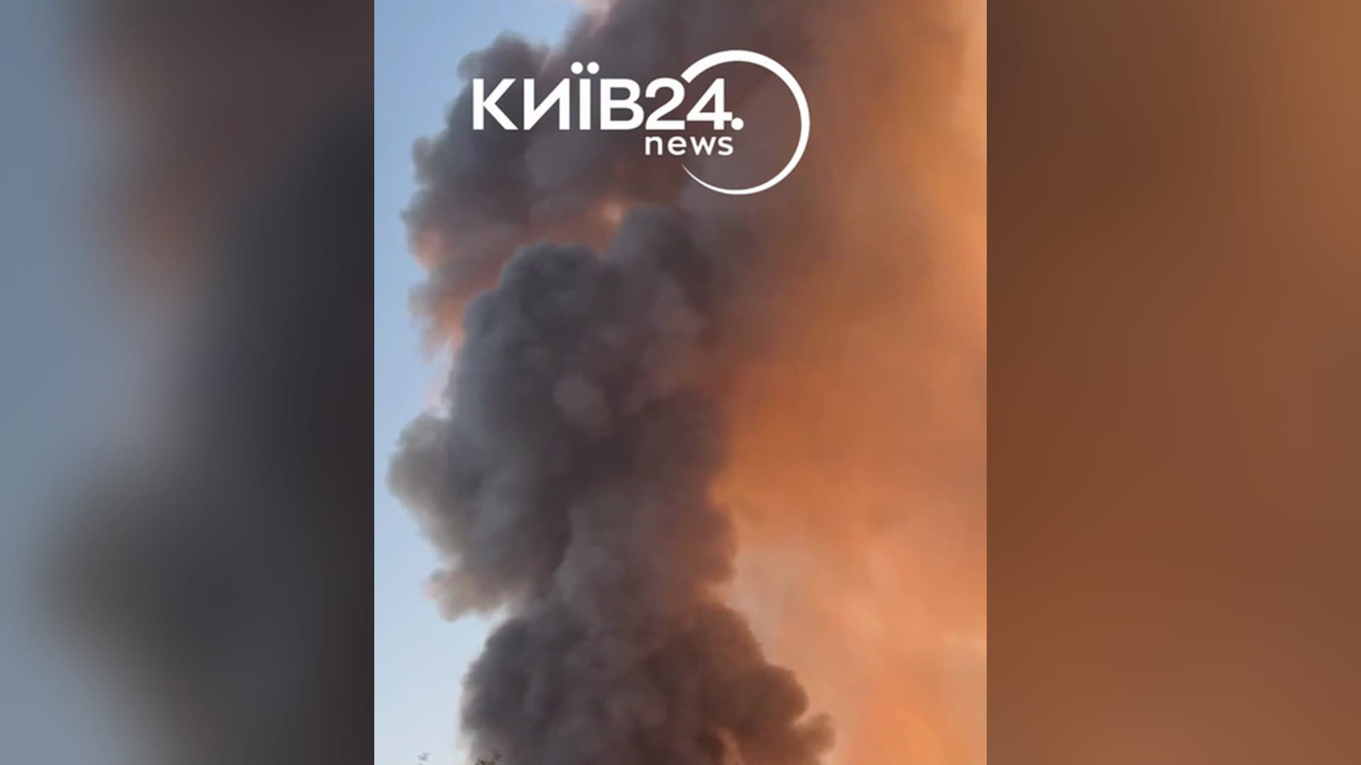 Густий чорний дим здіймається над складською будівлею у Святошинському р-ні Києва, що зайнялася після ворожої атаки