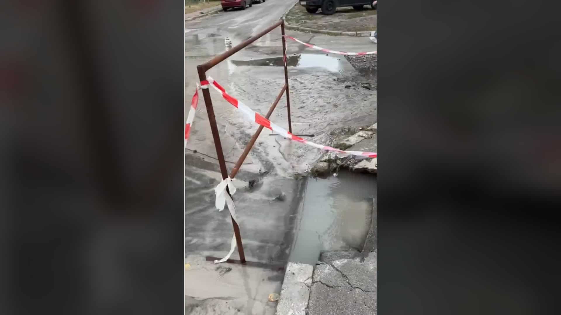 Провалля з водою на проспекті Володимира Івасюка в Оболонському районі Києва, обгороджене сигнальною стрічкою біля дитячого садка