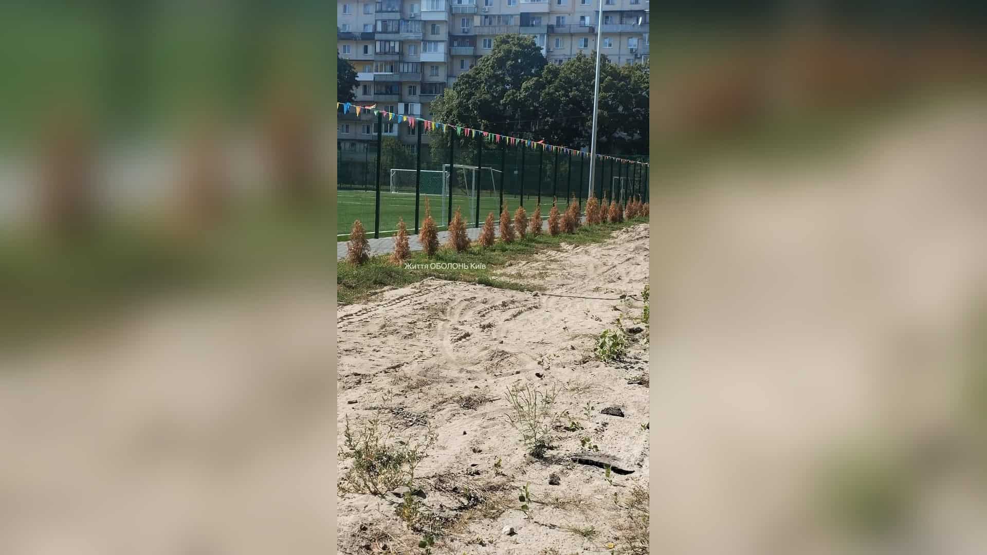 Мешканці Мінського масиву скаржаться на наслідки капітального ремонту стадіону та прилеглої території ліцею №29 на Оболоні: тротуар біля навчального з