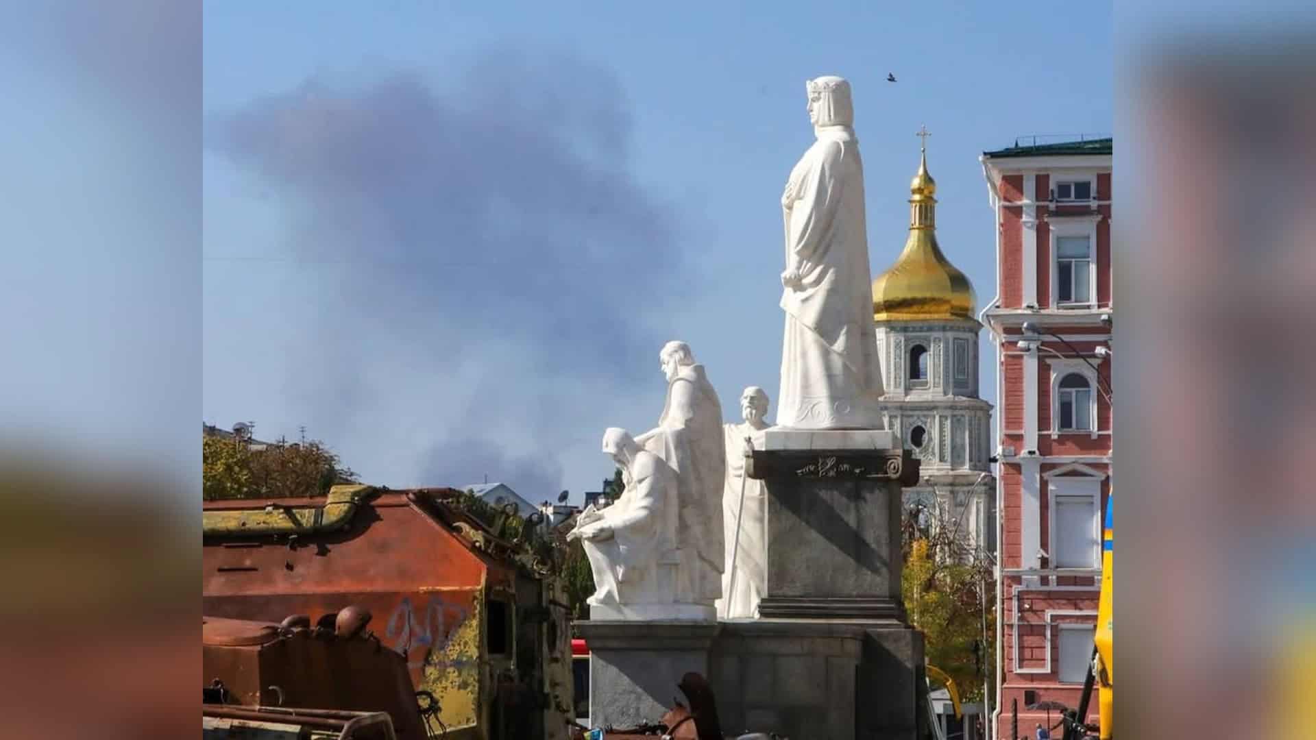 У Святошинському районі чоловік підірвав боєприпас — четверо постраждалих Унаслідок російської атаки на Київ у Шевченківському районі постраждали 12 людей, дев'ятеро з яких госпіталізовані до міських лікарень — двоє перебува