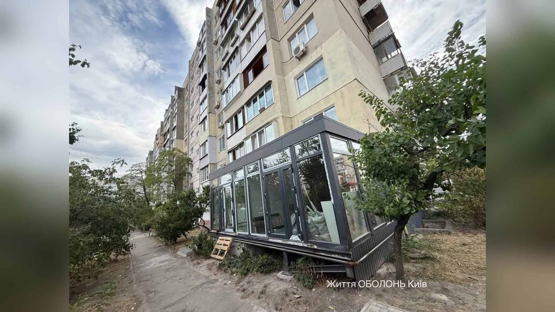 На вулиці Героїв Дніпра, 61 у Оболонському р-ні Києва невідомі захопили прибудинкову територію та звели незаконну прибудову.