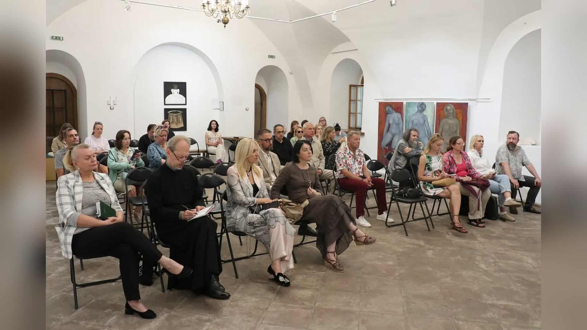 Царські врата Софійського собору у Києві з зображенням двоголового орла зі скіпетром і державою