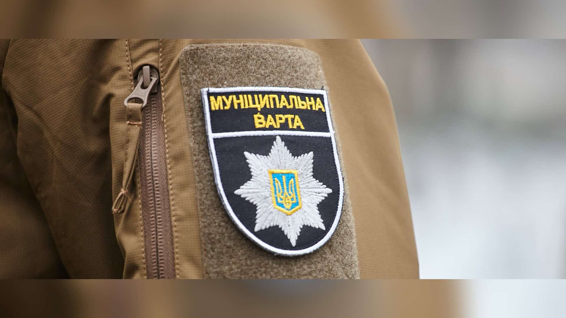 Вулицю в Солом’янському р-ні хочуть назвати на честь пілота «Джуса» Працівники муніципальної охорони відтісняють протестувальників на будівельному майданчику теплотраси на Теремках у Києві