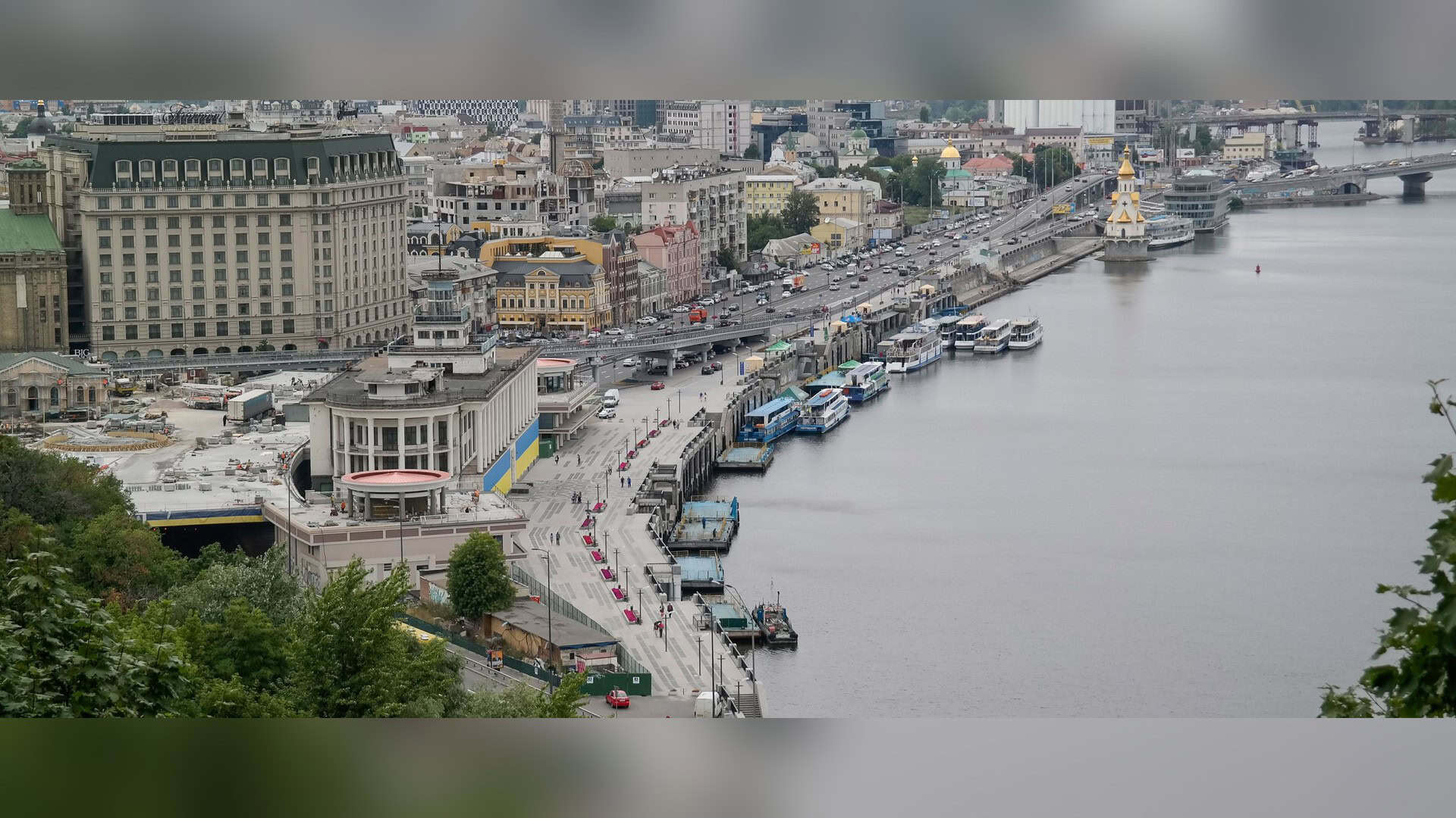 Укрпошта вшанувала рятувальників маркою «Сміливі рятувати» Логотип уряду України на тлі офісного будинку — Київ і Київщину додано до зон підвищеного ризику, компенсації для бізнесу зросли до 5 млн грн
