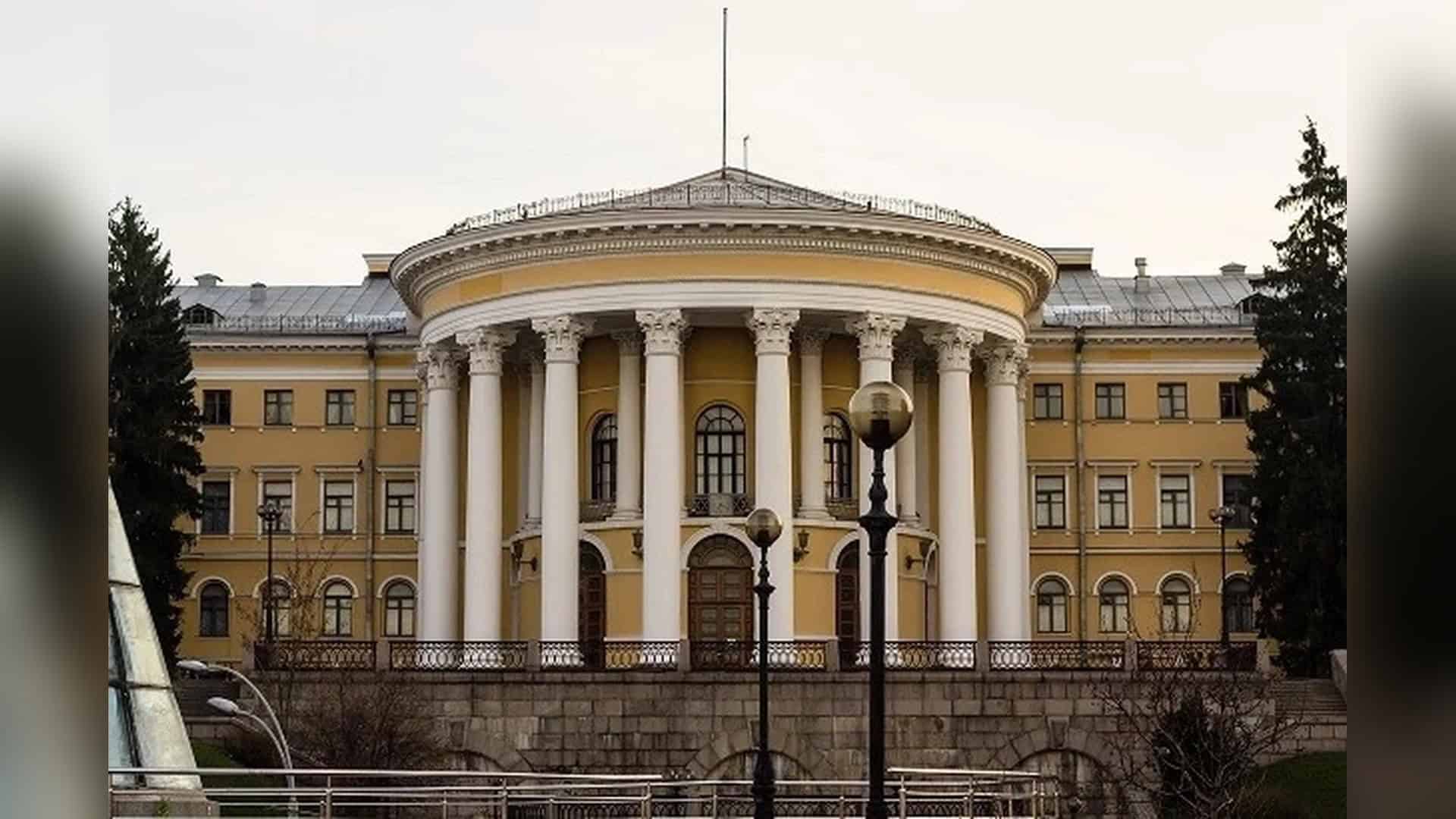 Артпікнік «Кримотерапії» у Києві: мистецтво як спогад про Крим Міжнародний центр культури й мистецтв у Києві — Жовтневий палац, де з 16 по 20 вересня проходить «Гогольфест» з арт-сквотом 50 митців