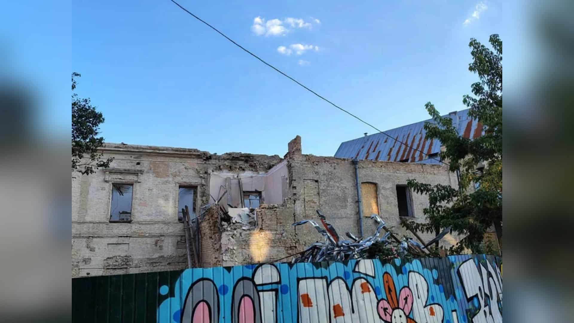 Прокуратура вимагає встановити межі заказника на острові Муромець Екскаватор демонтує стіни кам'яниці Киселівського на вулиці Сковороди, 9-б у Подільському р-ні Києва під виглядом реставрації