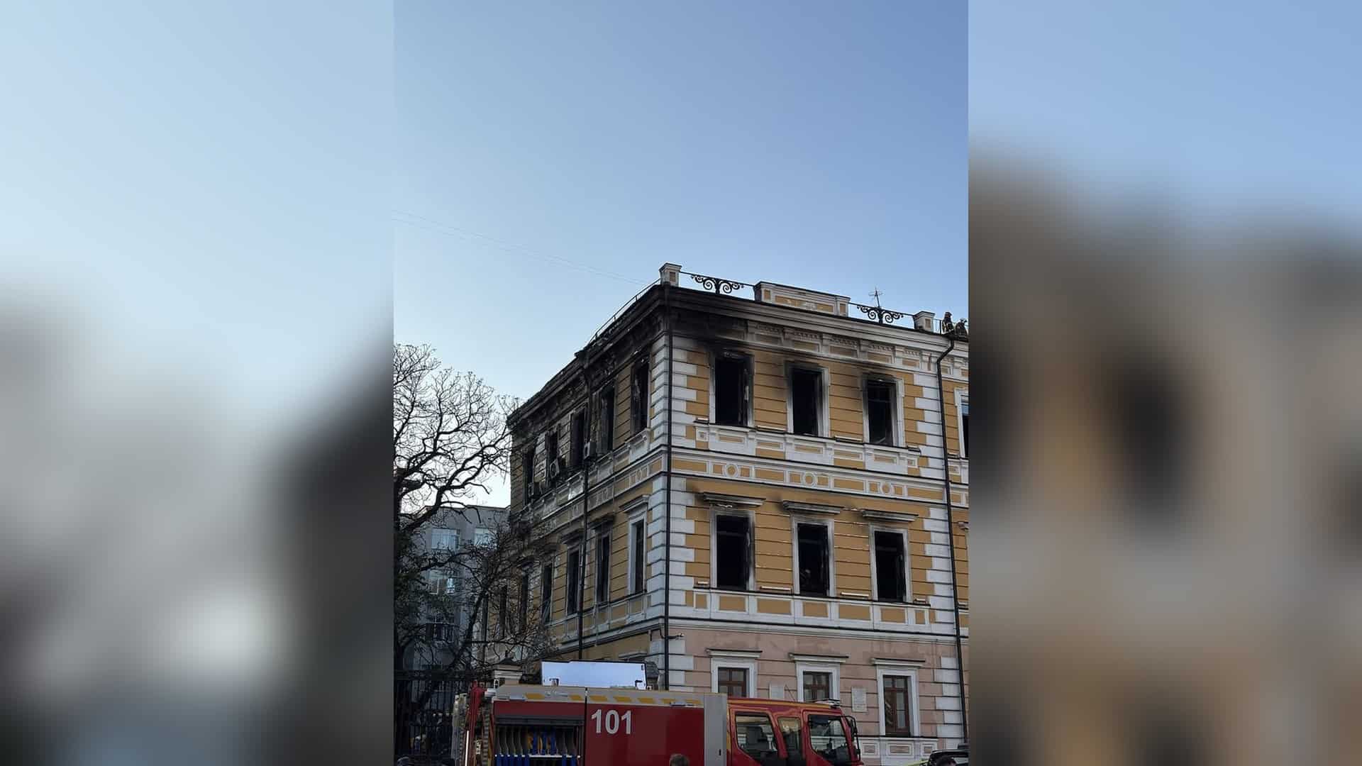 Будівля Президії НАН України на Володимирській, 54 у Києві після російського удару, двоє науковців загинули