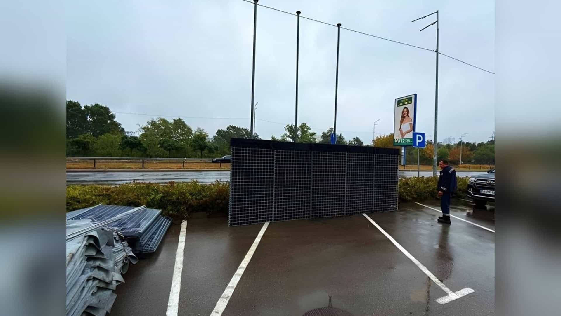 Лук’янівську поліцейську дільницю руйнують без дозволів — КМДА фіксує порушення Габіони навколо автозаправного комплексу UKRNAFTA у Києві — захист від уламків дронів вздовж траси