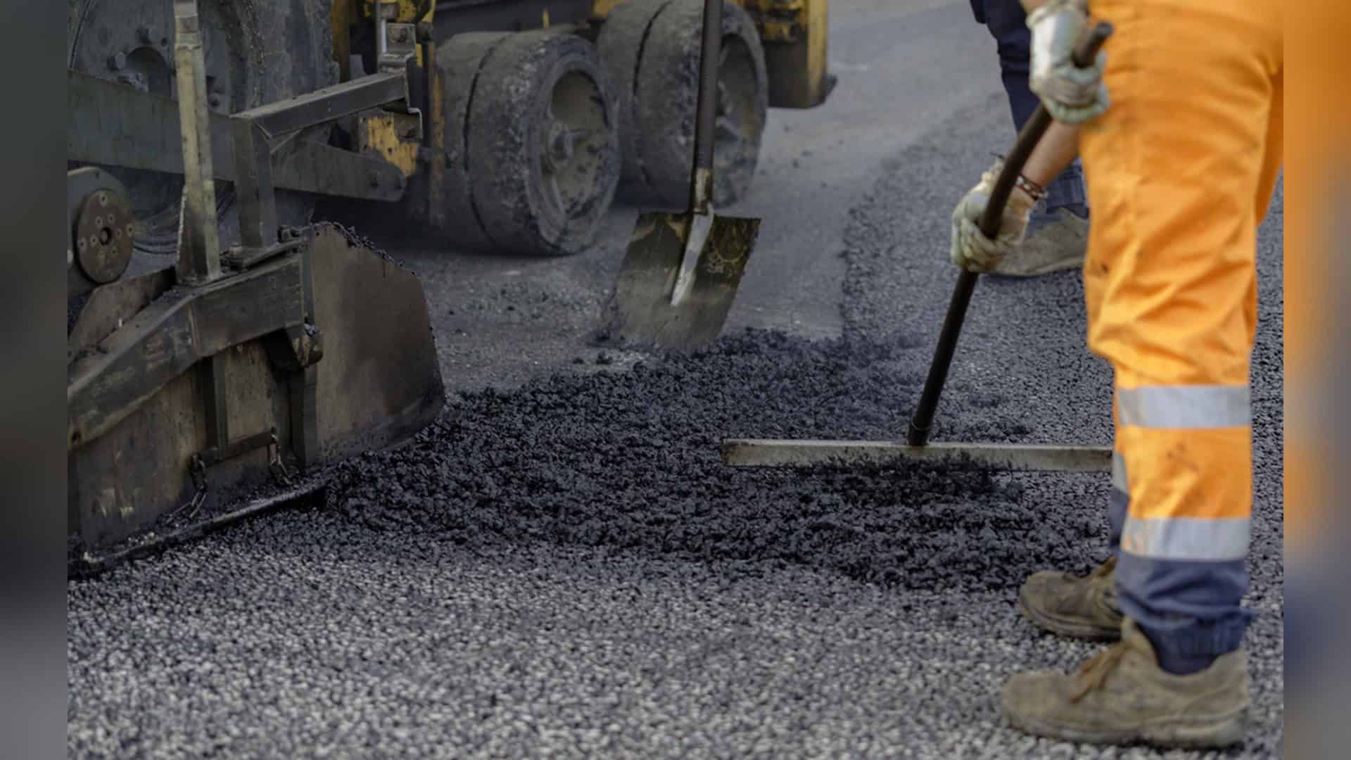 Ремонт асфальтового покриття на вулиці Набережно-Рибальській у Подільському р-ні Києва — роботи тривають до 31 жовтня