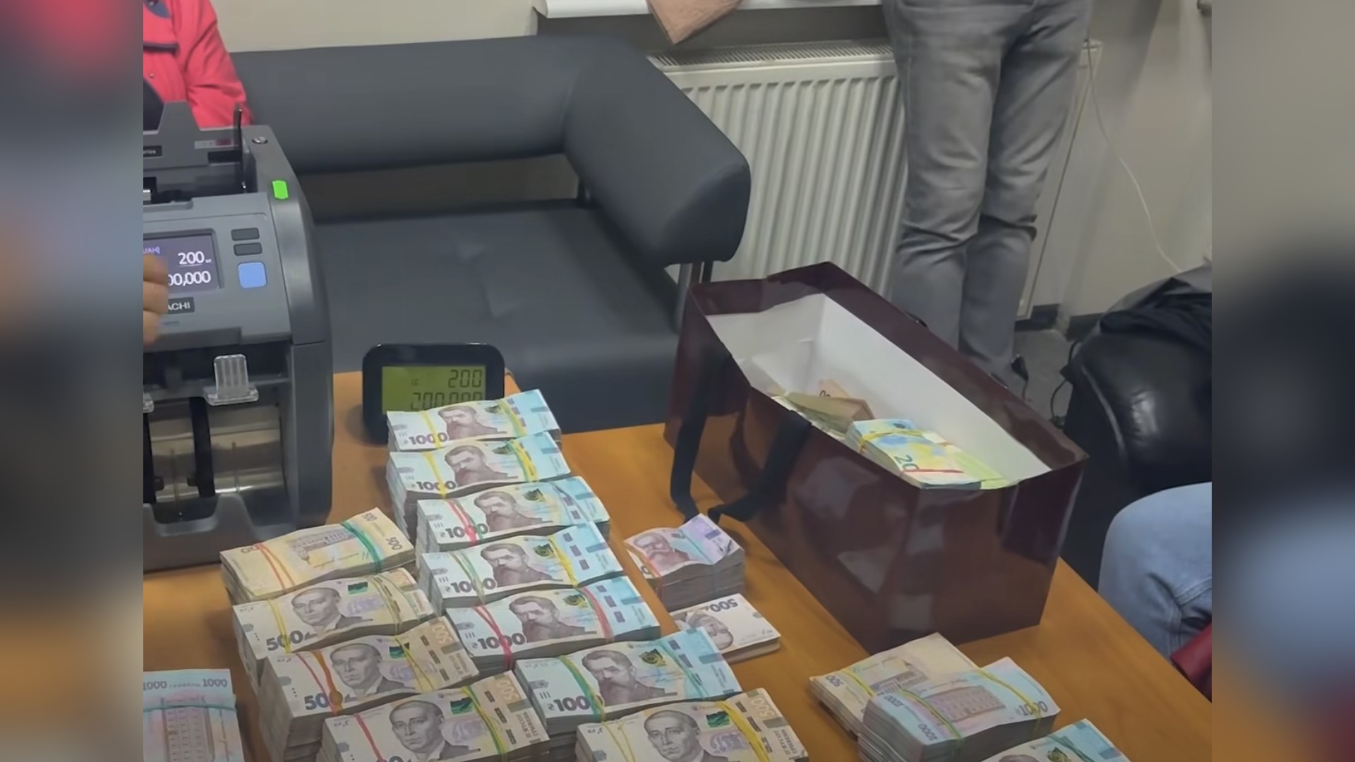 ВАКС дозволив спецрозслідування щодо екснардепа: 18 га землі на 160 млн Слідчі БЕБ провели обшуки у Києві, Харкові та Одесі й викрили конвертаційний центр з оборотом 23,5 млрд грн