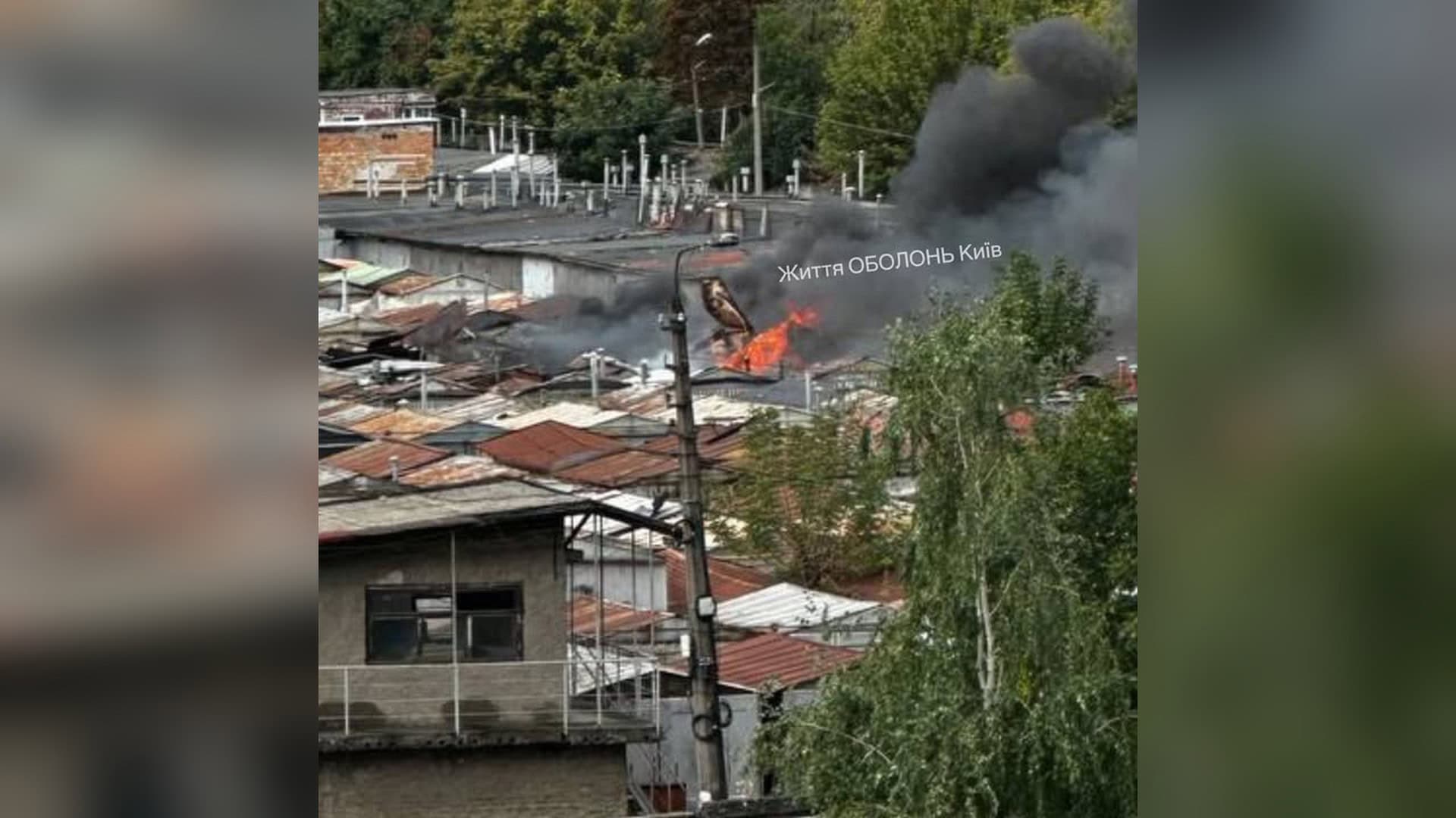 Пожежа на Мінському масиві в Оболонському районі Києва після падіння уламків БпЛА на гаражний кооператив