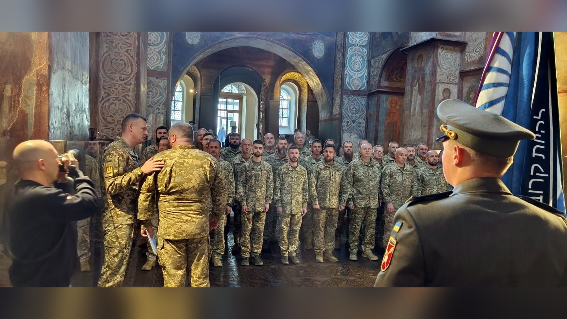 У Софійському соборі 25 вересня 30 військових капеланів отримали шеврони після курсів підготовки