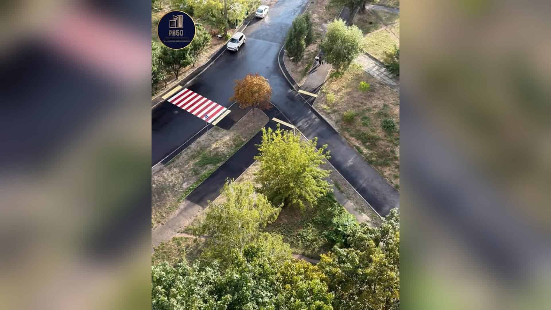 ЦПМСД №1 у Святошинському р-ні отримав безбар’єрний перший поверх після ремонту Незавершений ремонт дороги та тротуарів на вул. Петра Панча, 1 в Оболонському р-ні Києва: стики асфальту і невпорядкована зелена зона