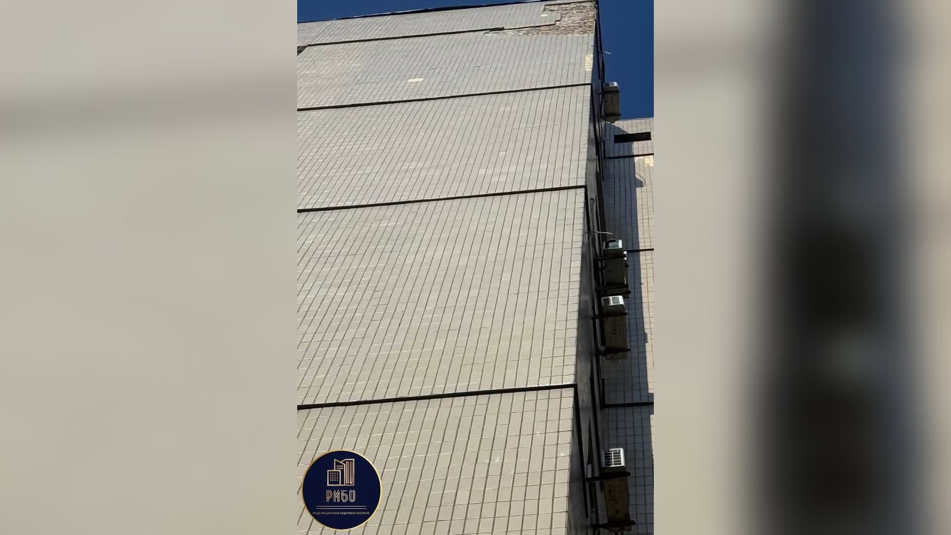 Відшарована облицювальна плитка на високому фасаді житлового будинку на вул. Левка Лук’яненка, 2М в Оболонському р-ні Києва