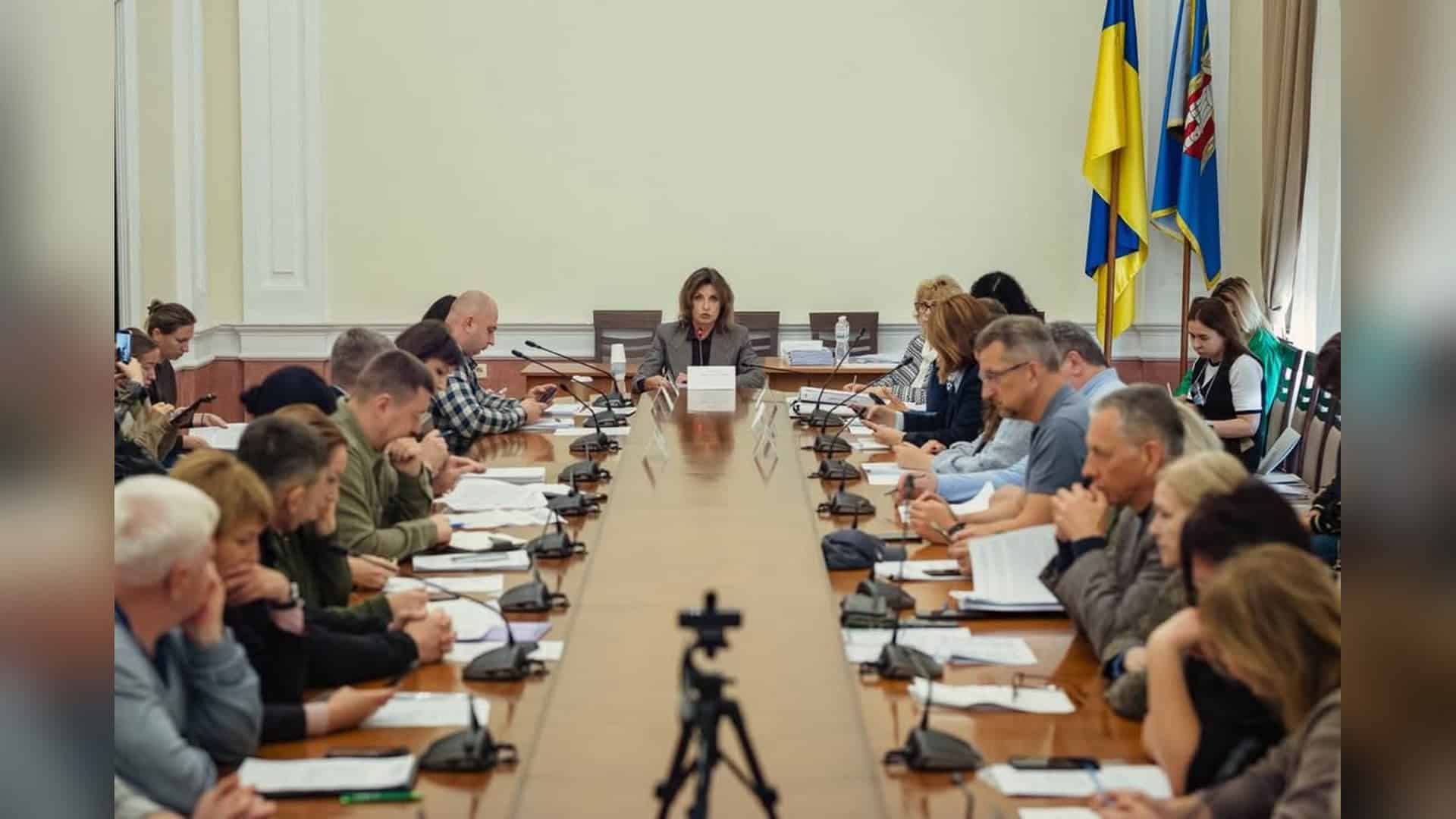 Київ розширив мережу до 11 центрів ментального здоров’я Медики бригади екстреної допомоги надають допомогу постраждалим на місці ворожої атаки у Києві під час повітряної тривоги