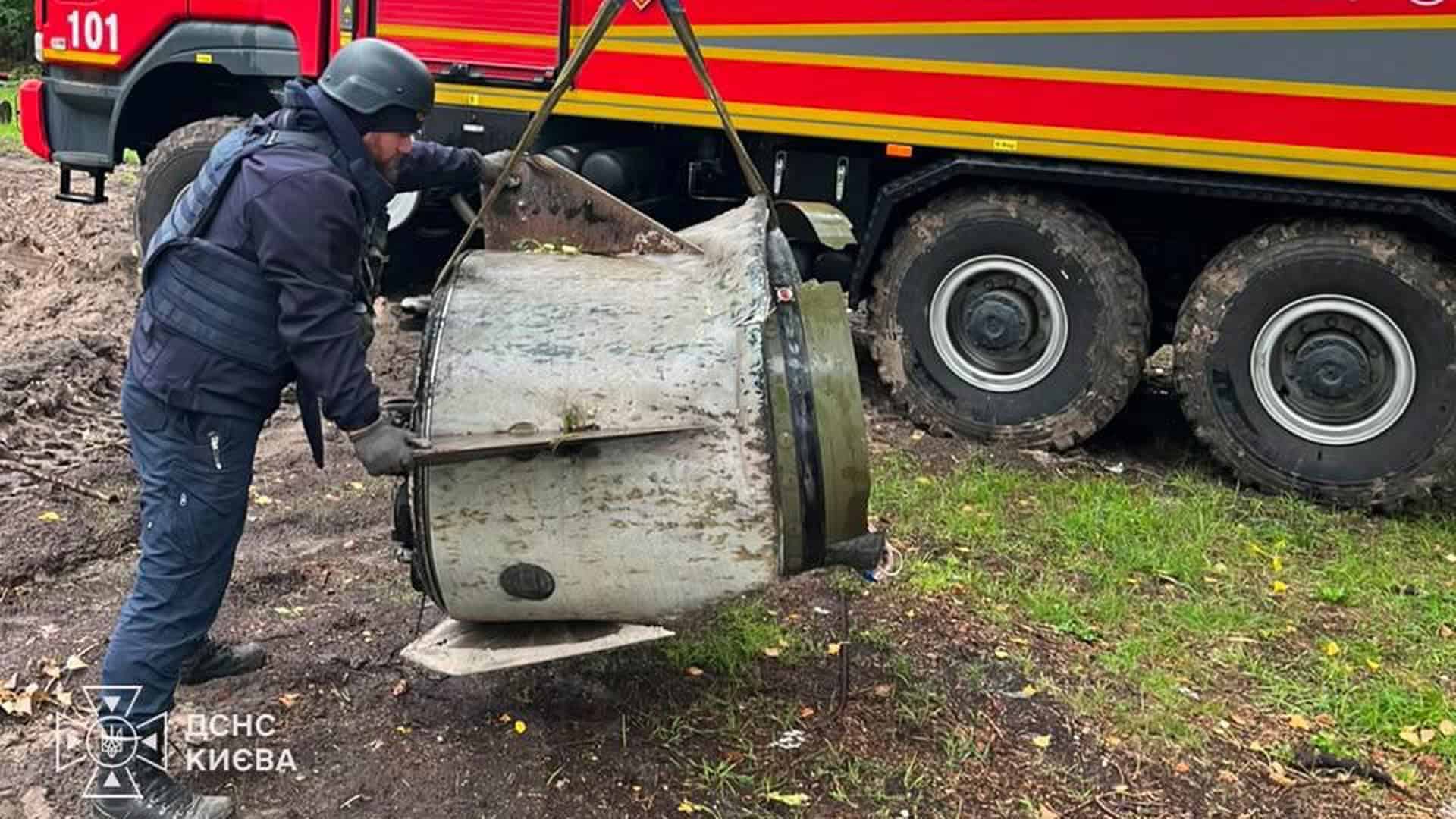 Росія атакувала 115 дронами — ППО знешкодила 96, зафіксовано влучання на 11 локаціях Сапер ДСНС Києва у бронежилеті й шоломі спрямовує залишки ракети «Іскандер-М», підвішені на маніпуляторі піротехнічної машини