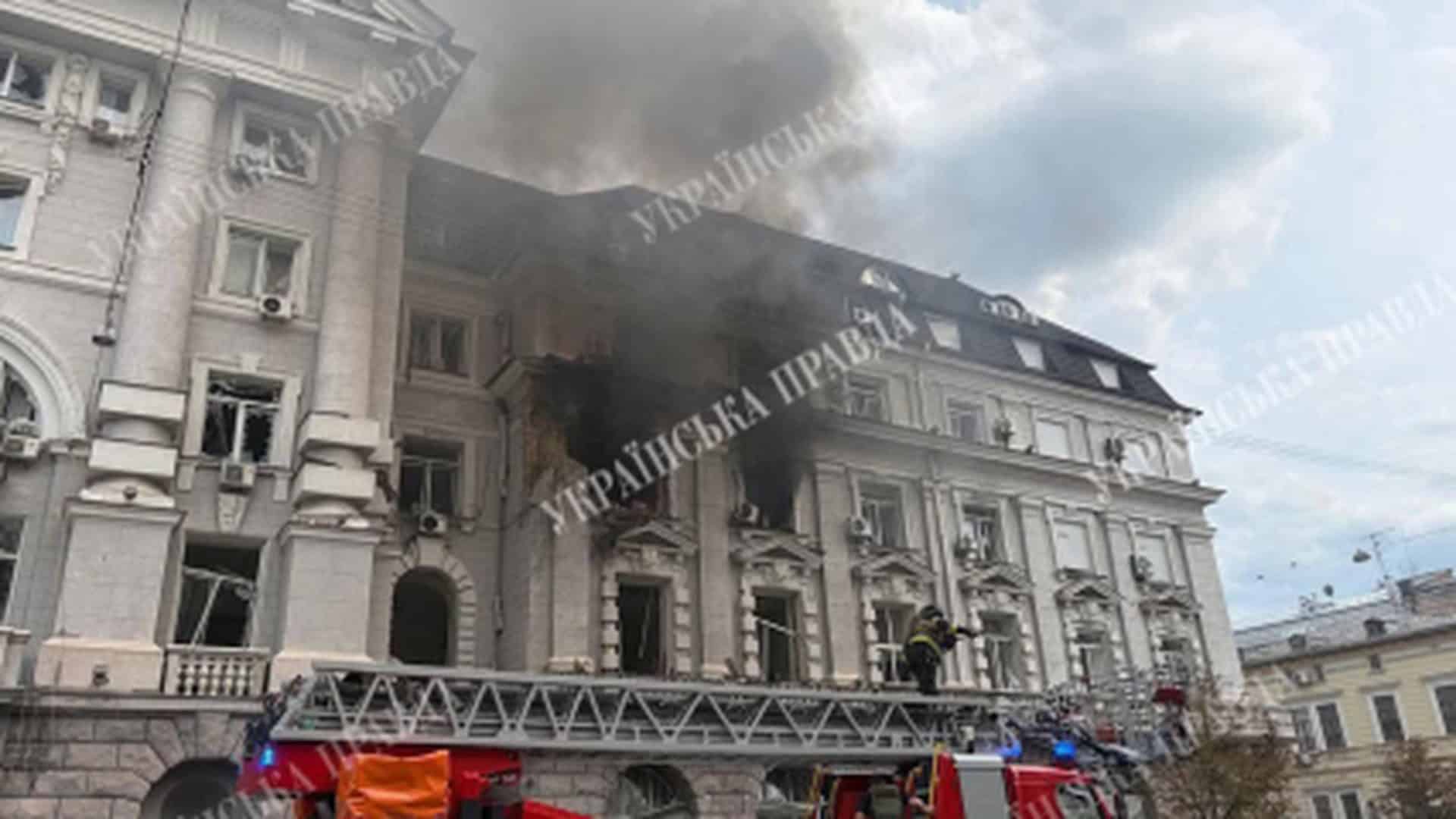 Атака на Київ: пошкоджено амбулаторію на 20 тисяч пацієнтів Пожежа та дим над пошкодженою будівлею СБУ в центрі Києва після удару російського дрона, рятувальники гасять вогонь з автодрабини
