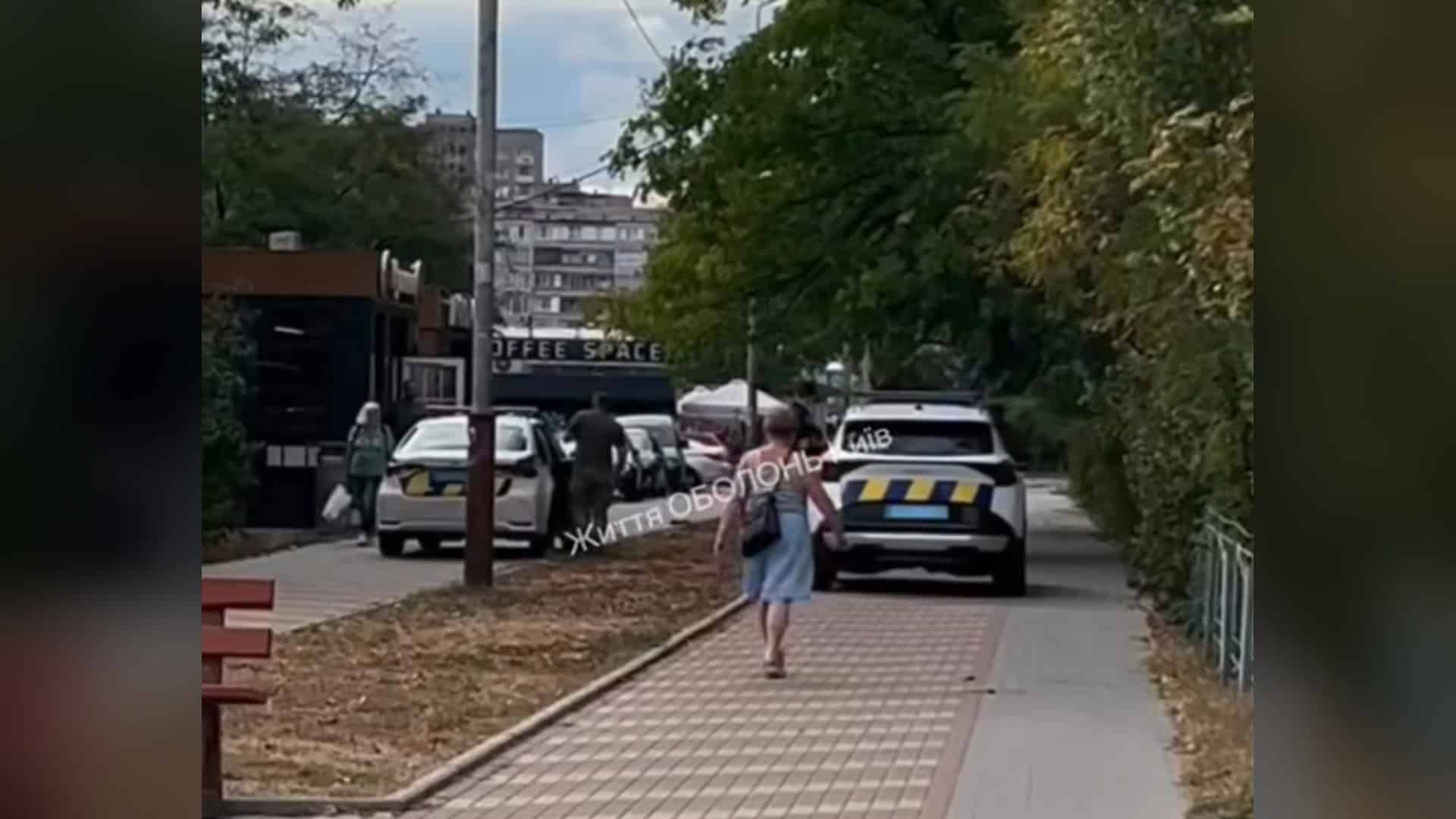 Поліцейські автомобілі на пішохідній алеї на Оболоні після стрільби в небо, яка налякала дитину