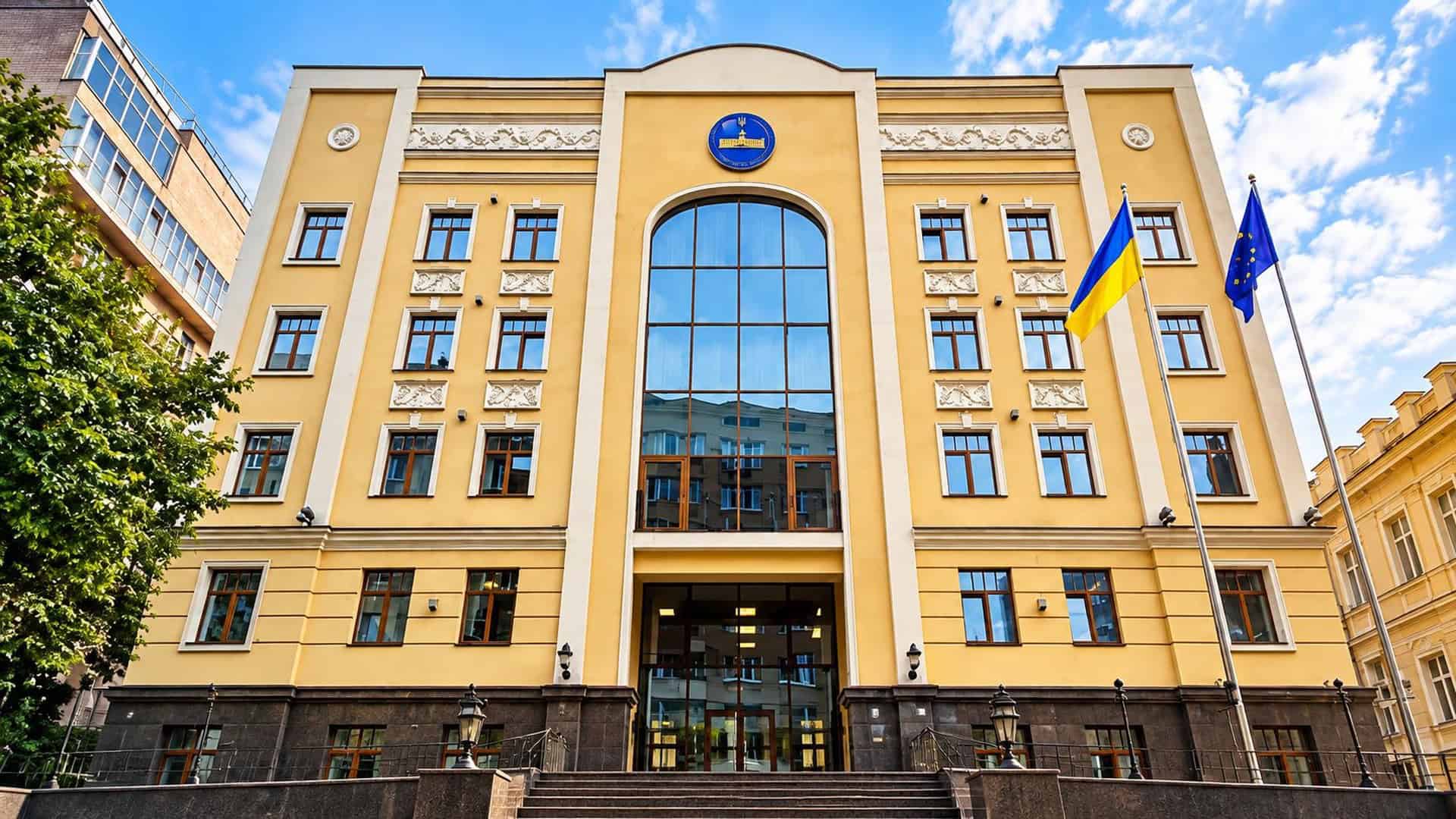 Пошкоджена будівля Вищої ради правосуддя в Києві після удару, постраждали шість людей