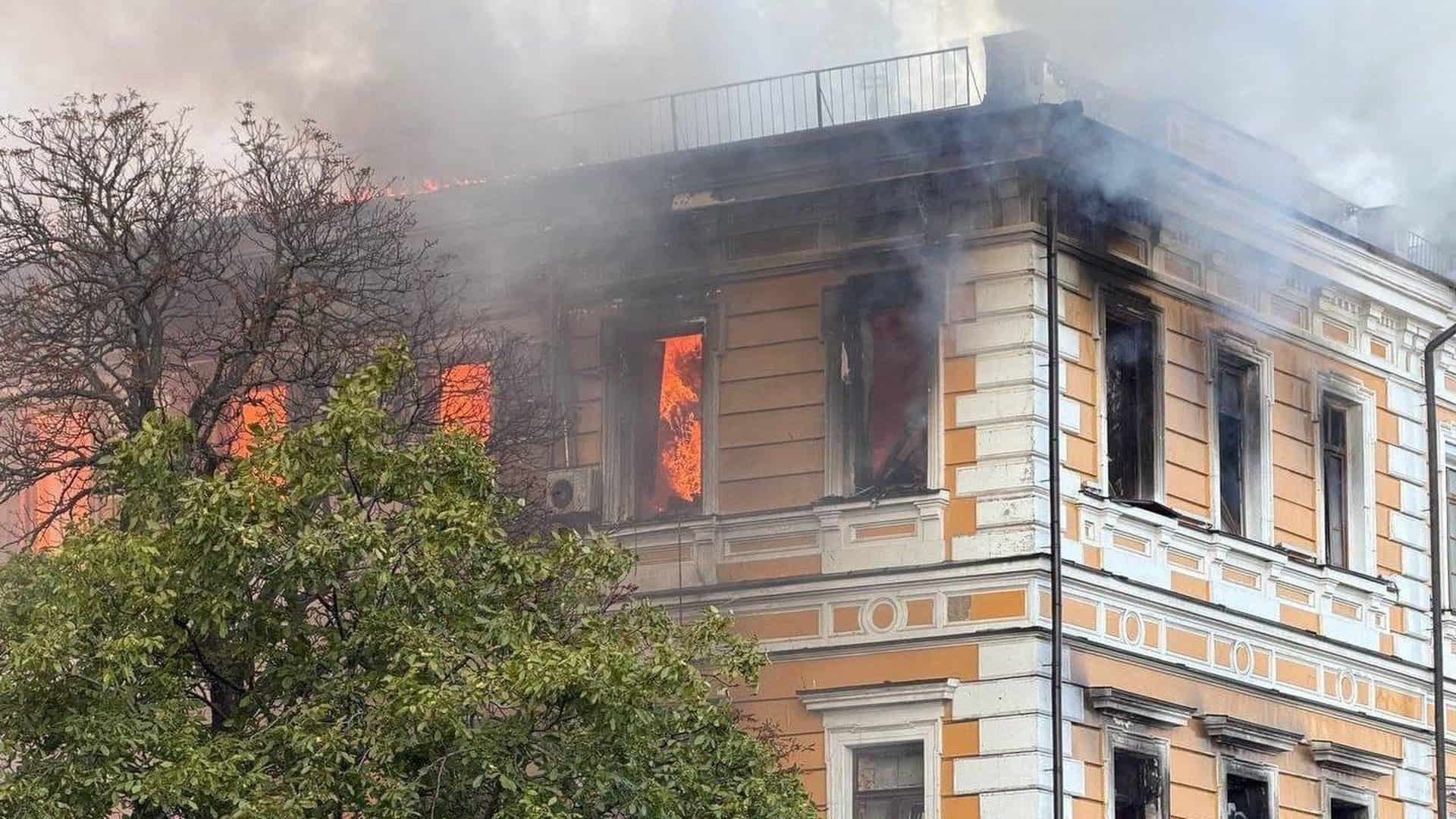 Жінка загинула внаслідок удару у Шевченківському р-ні (оновлено) Пожежа на даху будівлі Національної академії наук у Шевченківському р-ні Києва після атаки російських дронів