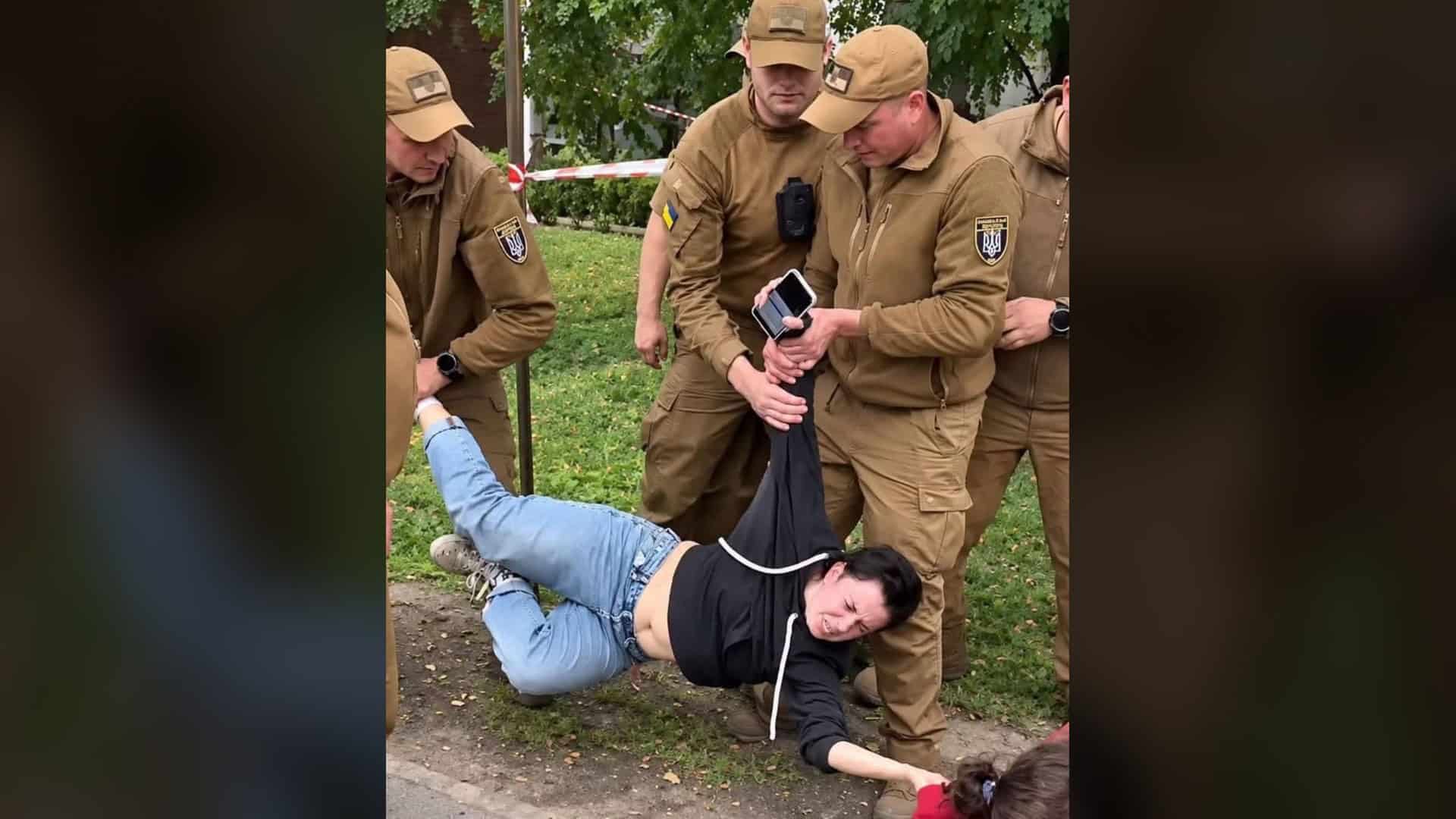 Київський метрополітен спростував фейк про укриття під час атаки Працівники Муніципальної охорони силоміць відтягують протестувальницю з будівельного майданчика на Теремках у Голосіївському р-ні Києва