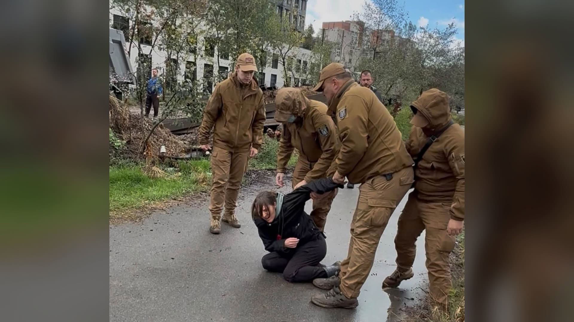 200-річні каштани Лаври лікують арбористи в рамках проєкту відродження садів Працівники КО «Муніципальна охорона» утримують на землі протестувальницю в зеленій зоні на Теремках у Голосіївському р-ні