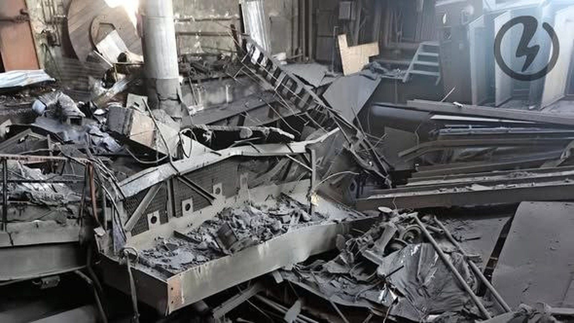 Уламки та пошкоджене генеруюче обладнання в цеху Трипільської ТЕС на Київщині після російської атаки 30 вересня