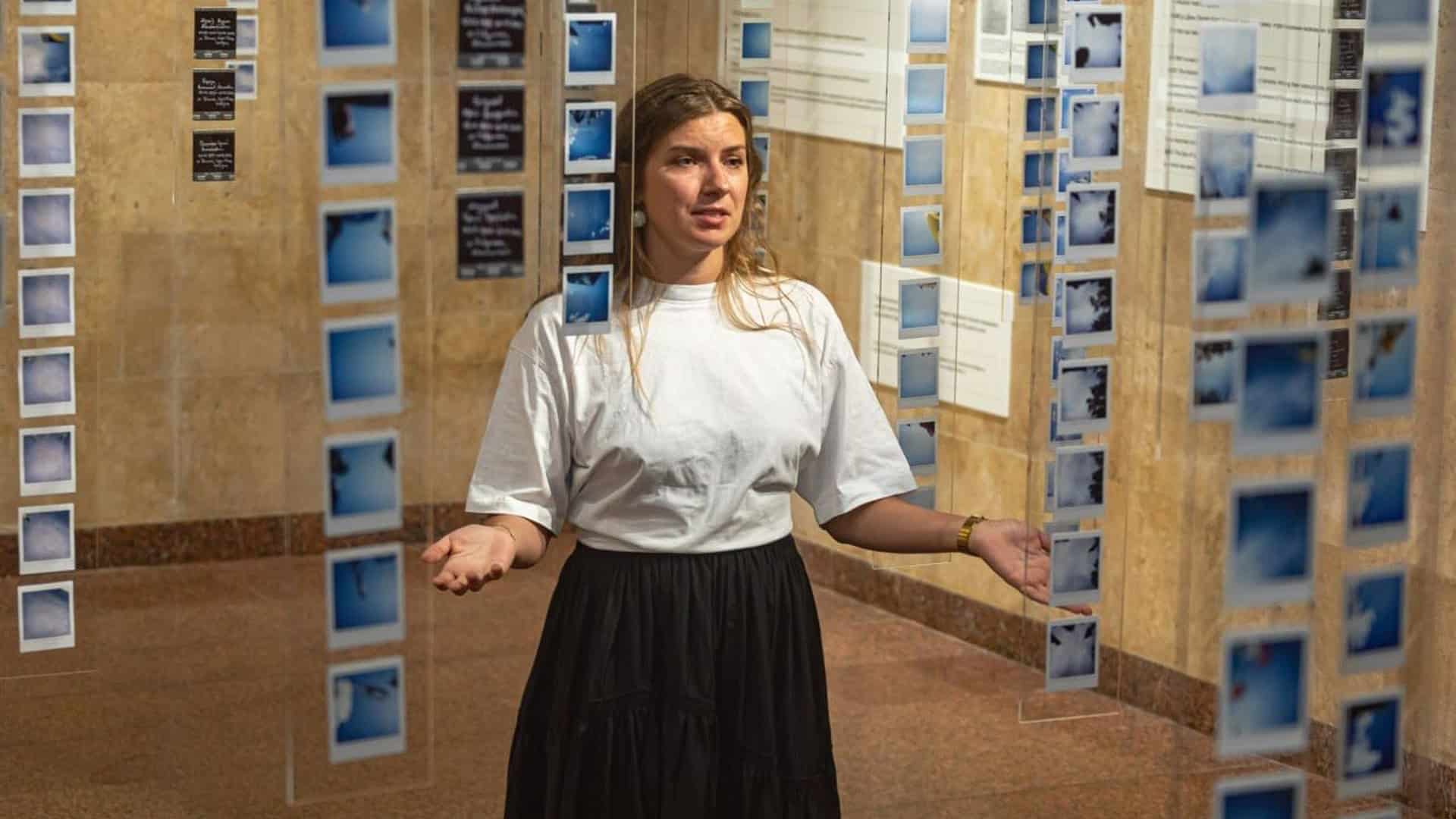 До Дня Києва киянам пропонують 11 безплатних екскурсій Жінка розповідає про меморіальну виставку «Це може бути тиша» серед підвішених знімків неба над могилами загиблих воїнів у Музеї війни