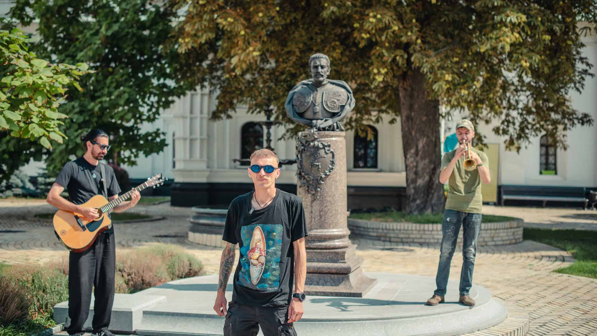 Ян Шипула та музиканти виступають з треком «Мазепа» на Соборній площі Києво-Печерської лаври, на фоні погруддя гетьмана Івана Мазепи