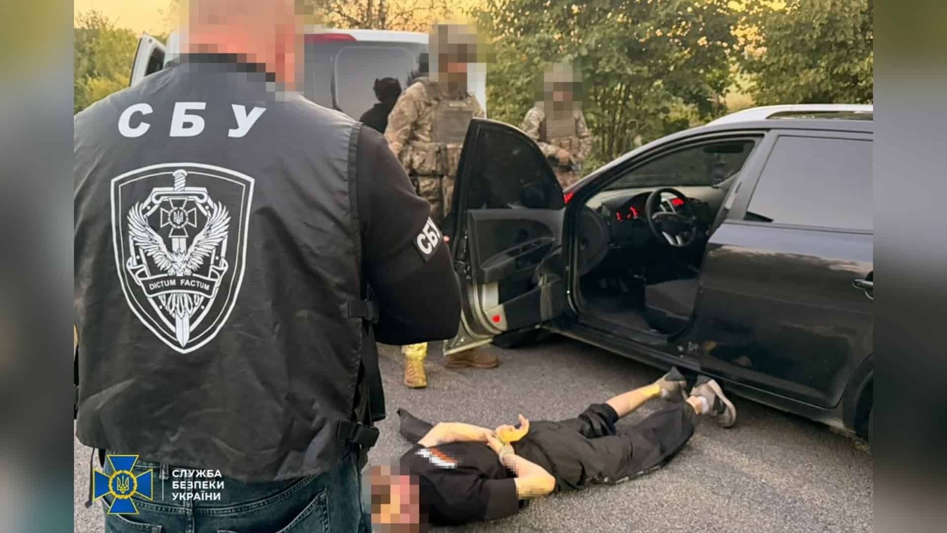 Апеляційний суд залишив адвокату 5 років за підбурення до хабаря судді Співробітники СБУ біля автомобіля під час затримання одного з організаторів схем ухилення від мобілізації