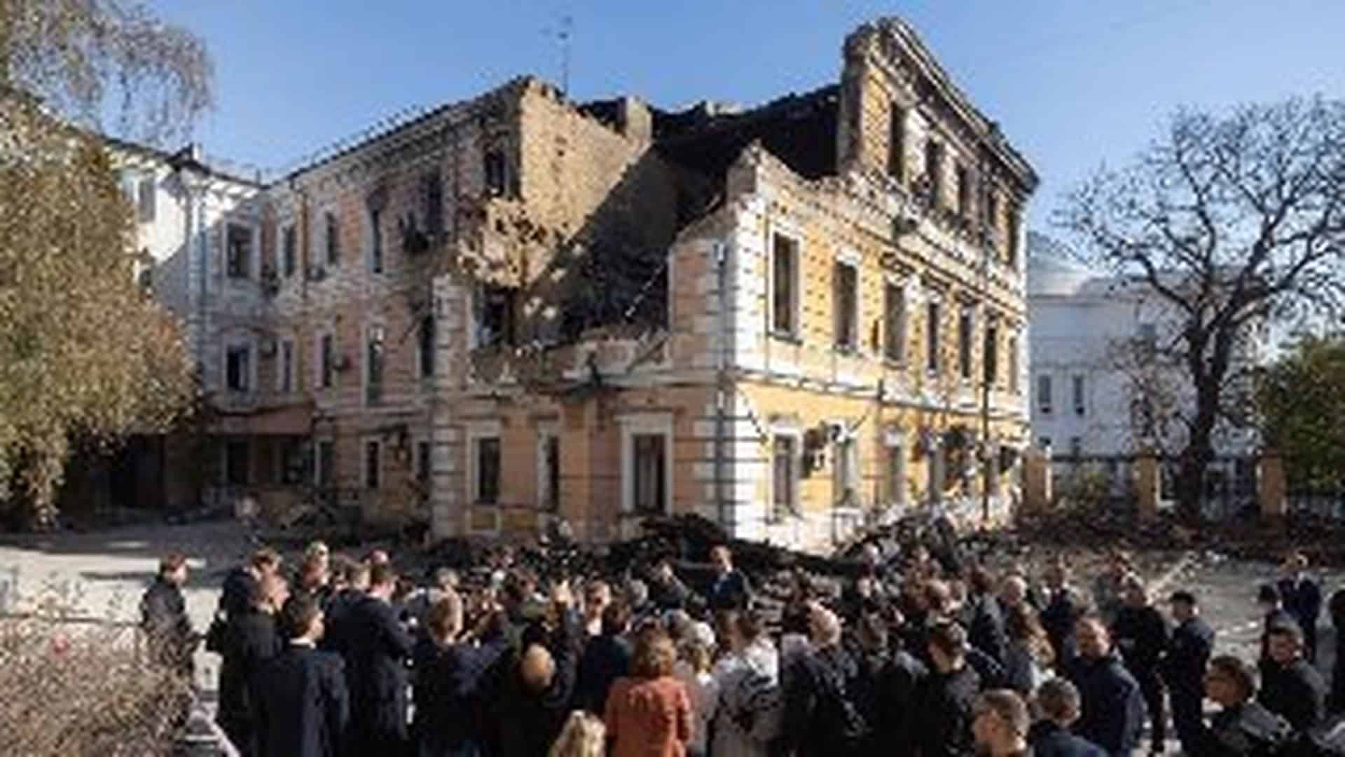 ДТЕК відновив світло 90 000 родин у Києві після обстрілу Делегація на місці влучання російського дрона в будівлю Національної академії наук у Києві, де загинули двоє людей