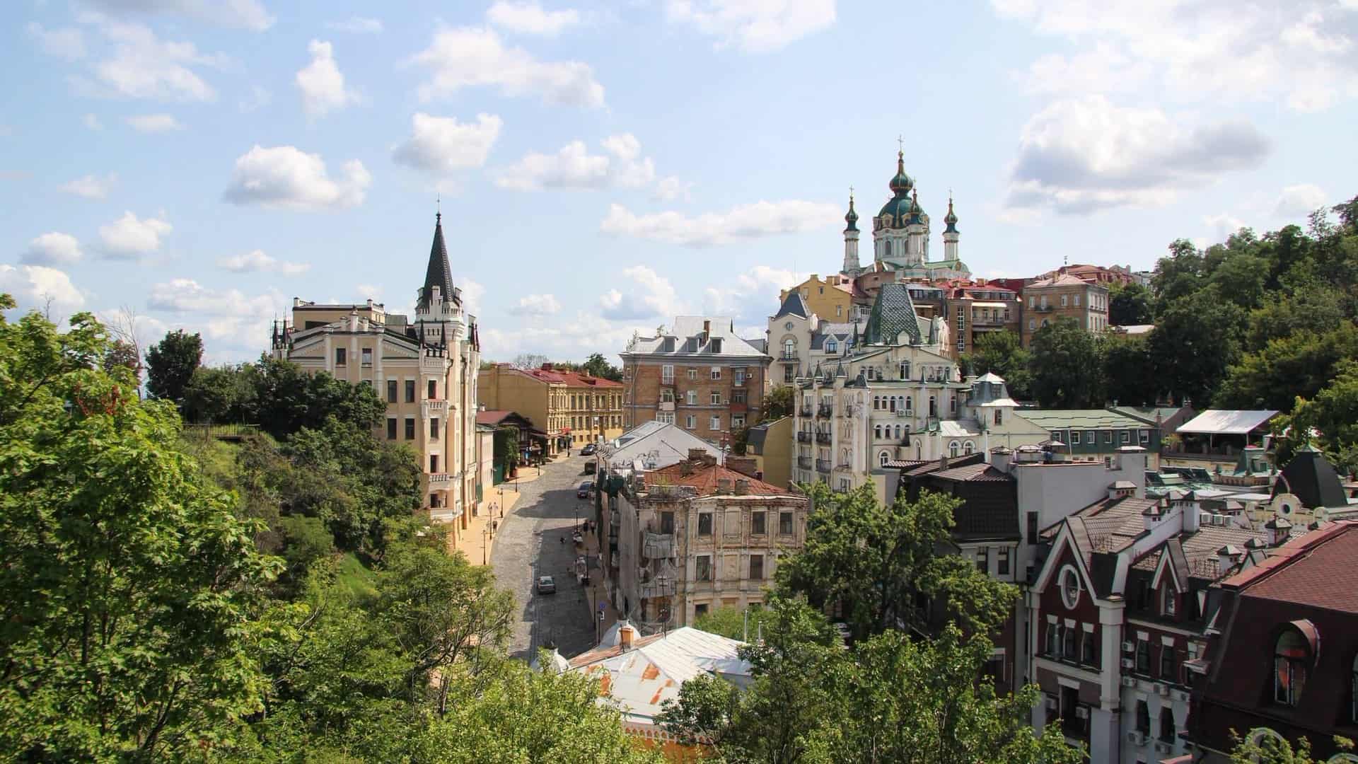 Андріївський узвіз з Андріївською церквою і «Замком Ричарда» серед зелені — вид згори в заповіднику «Стародавній Київ»
