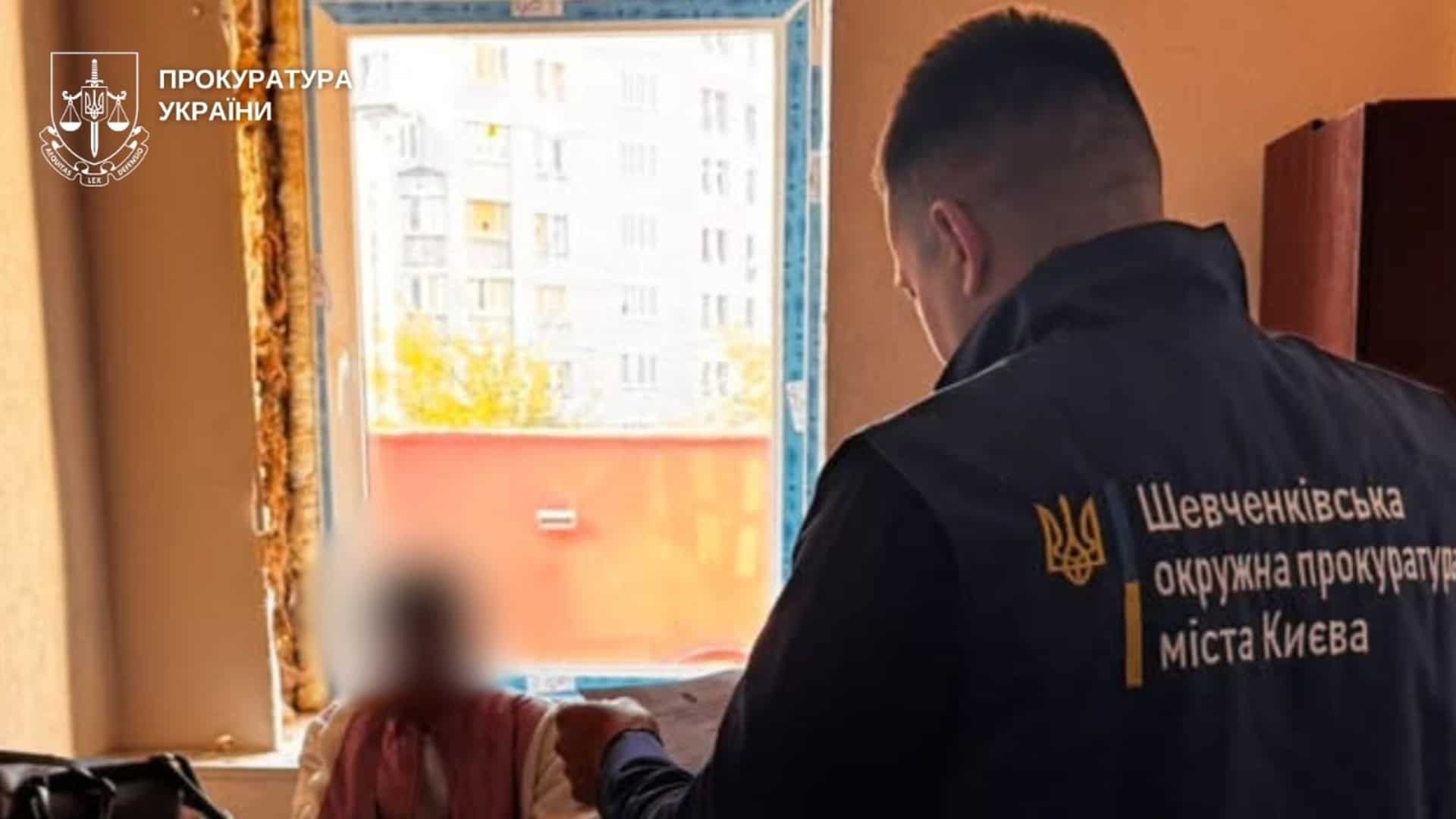 17-річного юнака підозрюють у вбивстві на Контрактовій площі в Подільському р-ні Працівник Шевченківської окружної прокуратури Києва вручає документи жінці з розмитим обличчям за столом у кабінеті