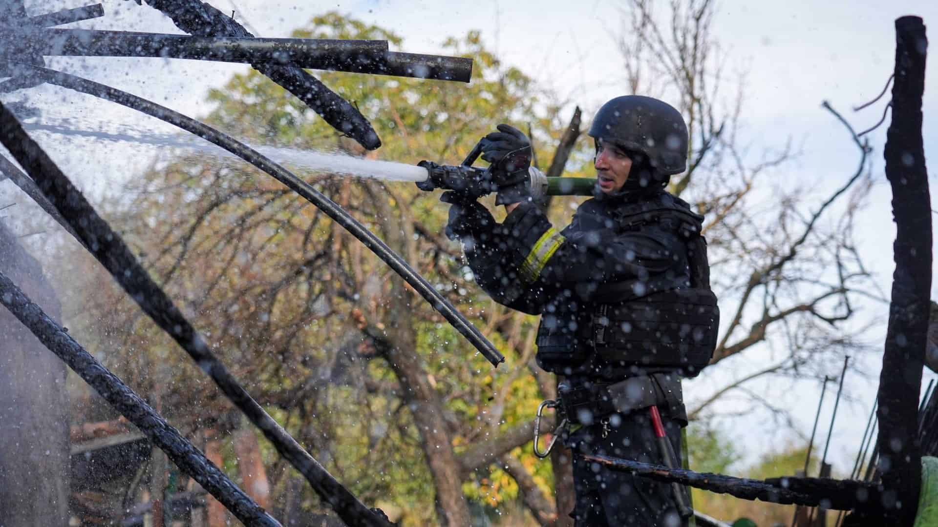 Балістичний удар по Києву: загинула дівчина, 8 постраждалих (оновлено) Рятувальник ДСНС у шоломі й бронежилеті поливає водою обгорілі конструкції після нічної атаки на Київщину